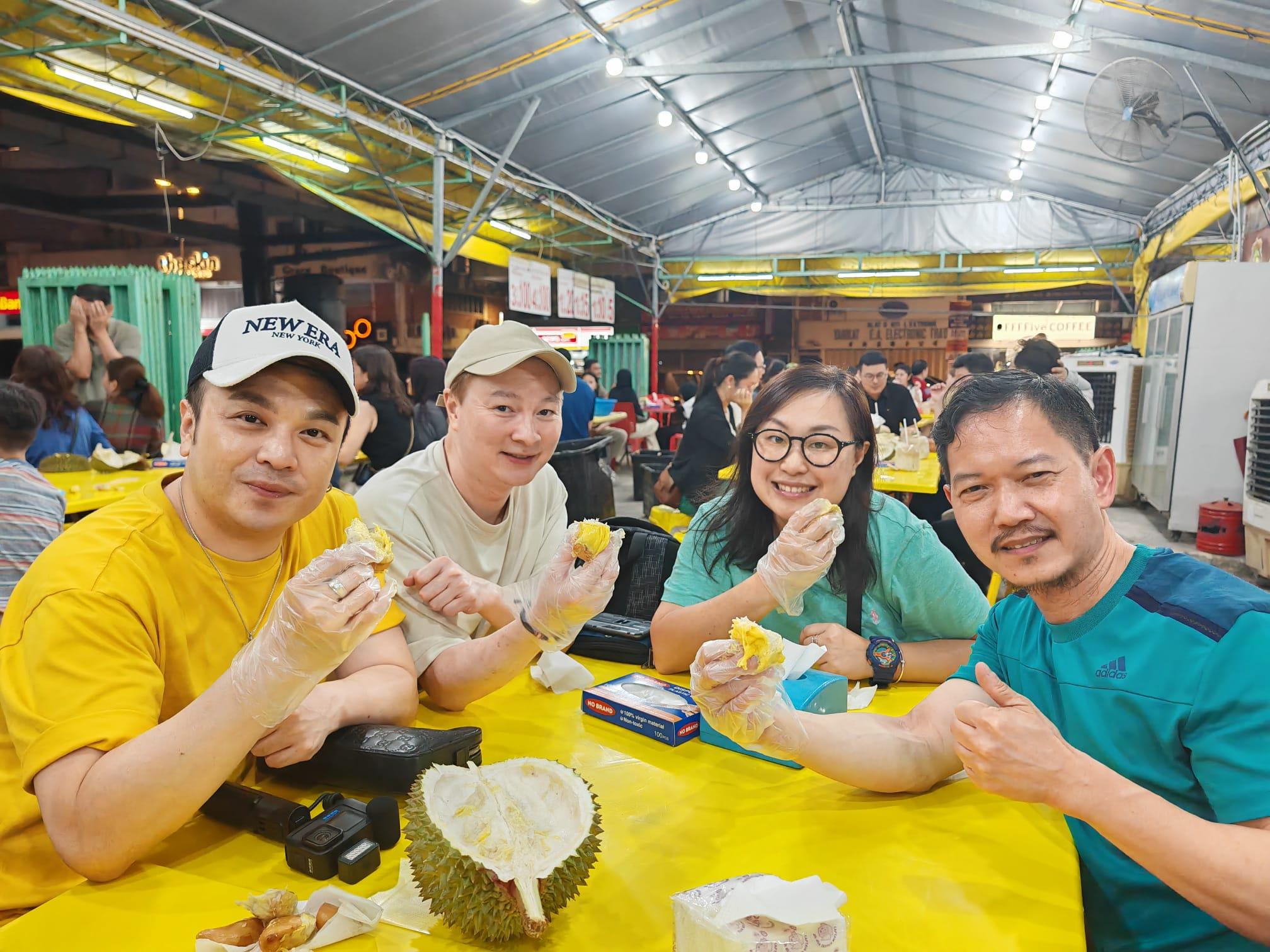 沈宗賢早前充當導遊,帶領香港的fans到大馬的景點遊覽及品嚐美食。