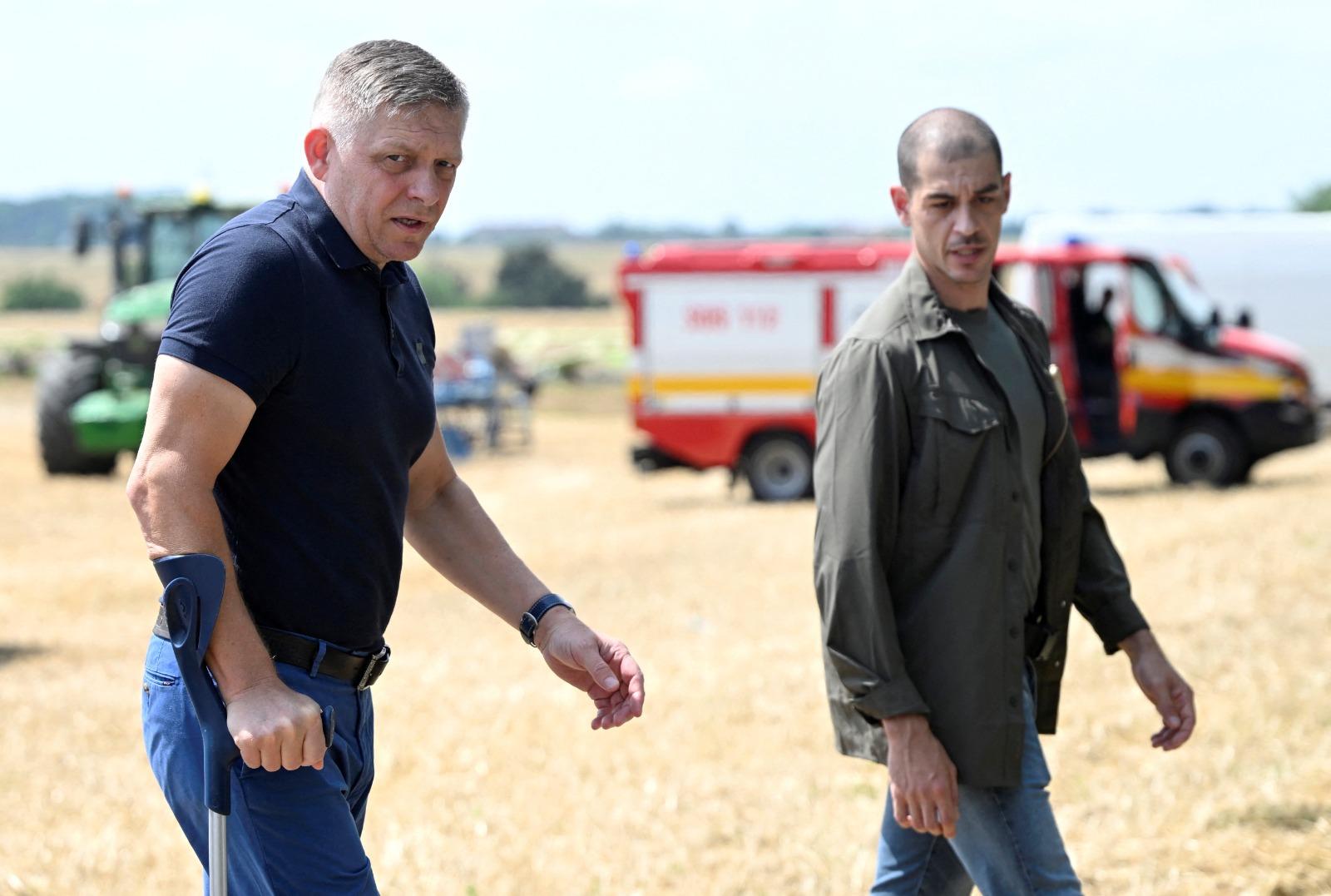 斯洛伐克總理菲佐(Robert Fico)在槍傷後康復,昨撐拐杖檢查當地穀物收成情況。(美聯社)