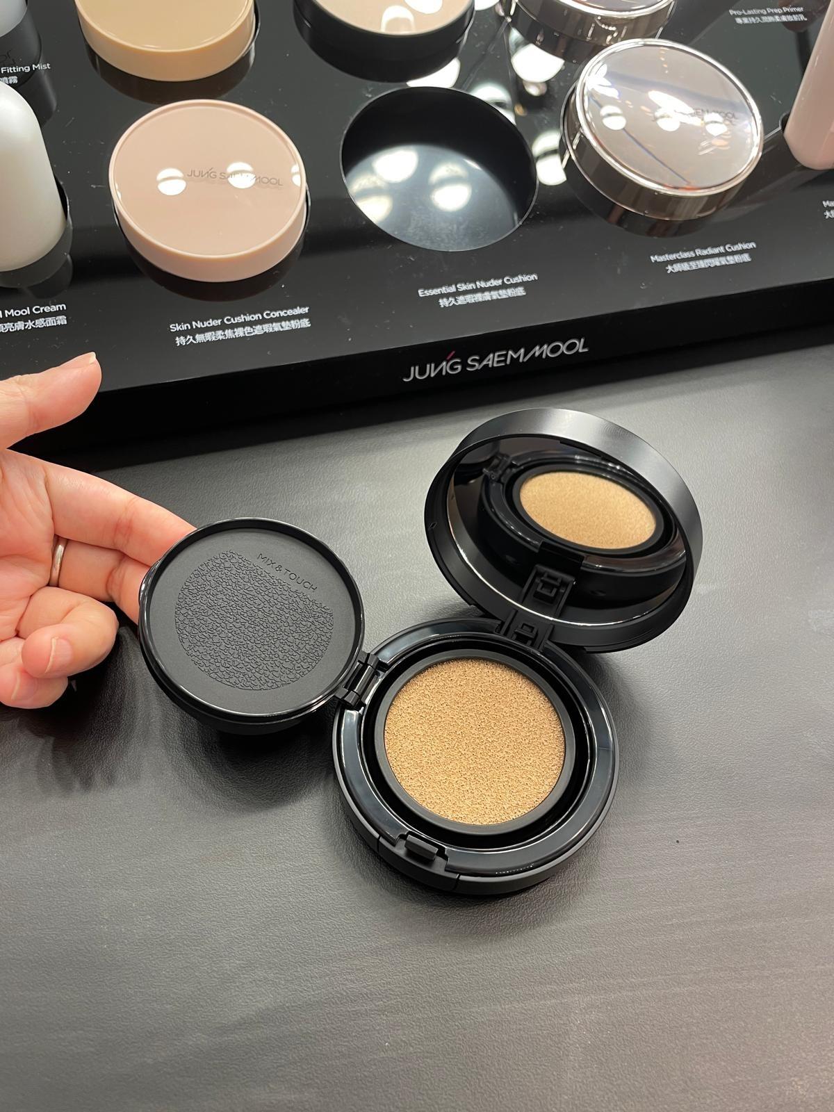 平日用氣墊粉底,有時會不小心沾太多粉底,品牌細心地在蓋底加入位置,讓大家「卸下」多出的粉底。