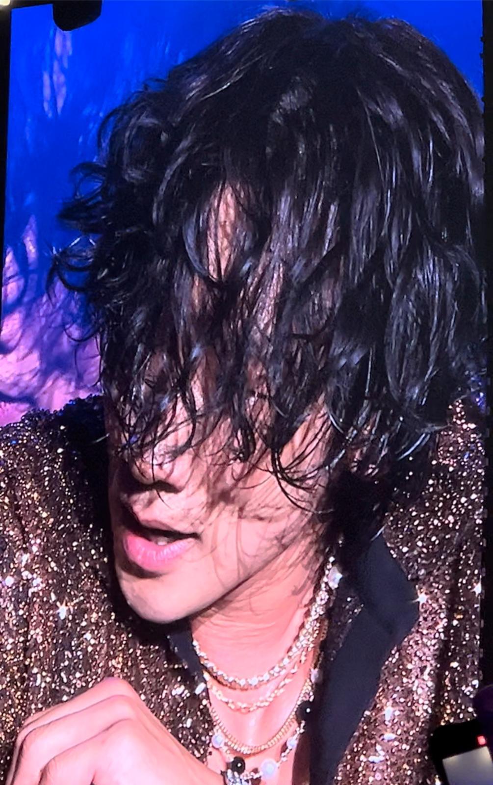 Rain笑言跳到暈要坐下休息,表示「我應該真係好努力表演。」