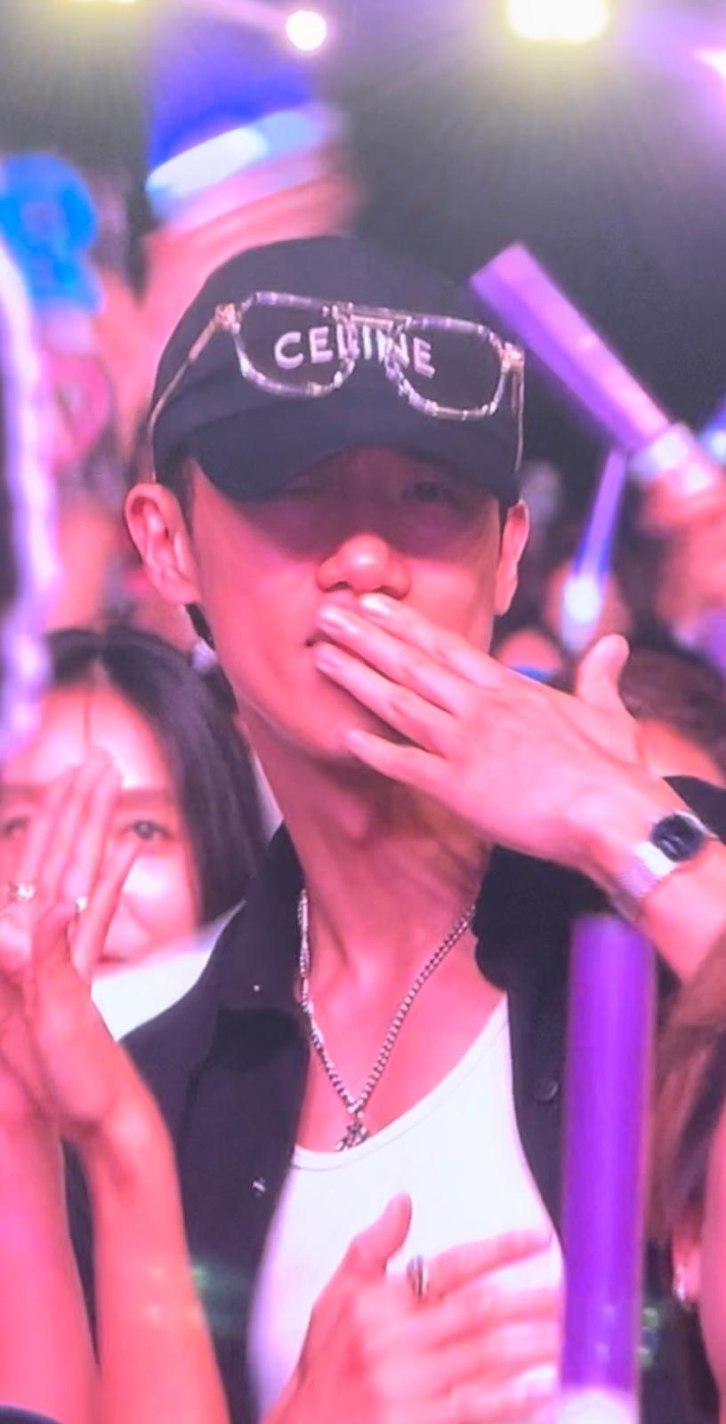 Rain的忠粉Stanley被攝入「dance cam」,大派飛吻。