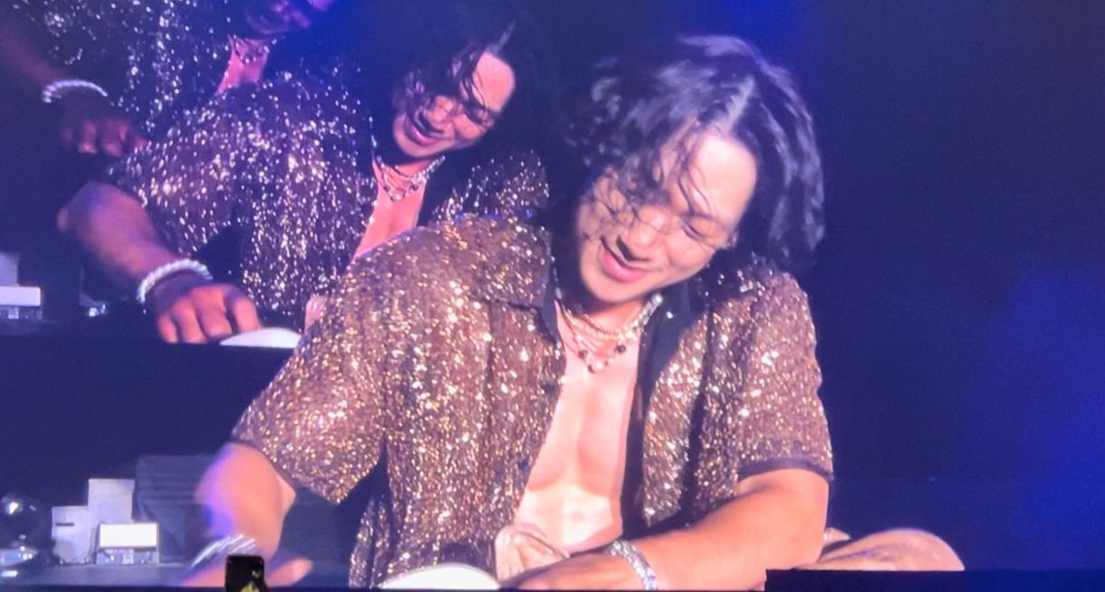 Rain跳到甩鞋,要在台上穿回鞋子。