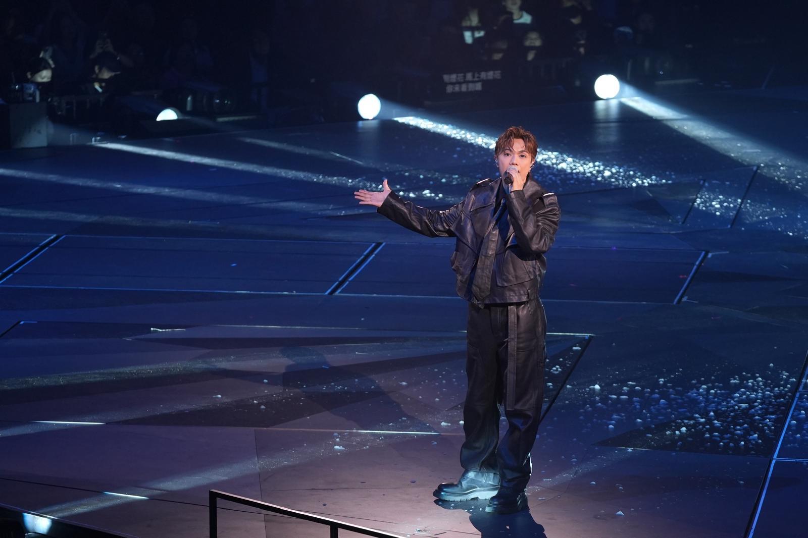 張敬軒在Sammi演唱會獨唱了《隱形遊樂場》。