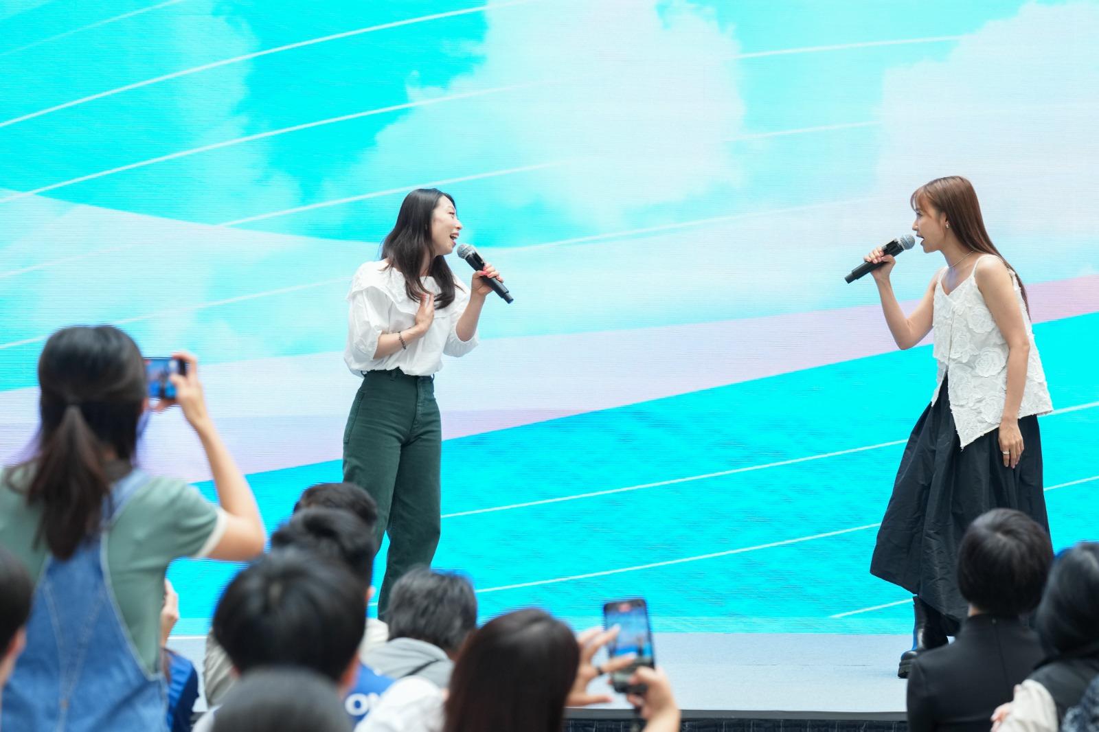 體操運動員黃曉盈與歌手糖妹為香港跳繩運動員獻唱打氣