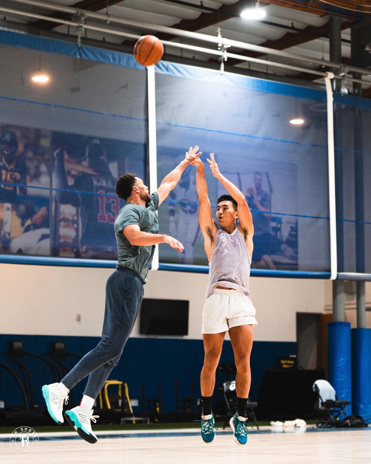 徐遠征Oliver日前與入樽王拉雲(Zach LaVine)在美國練波。(徐遠征提供)