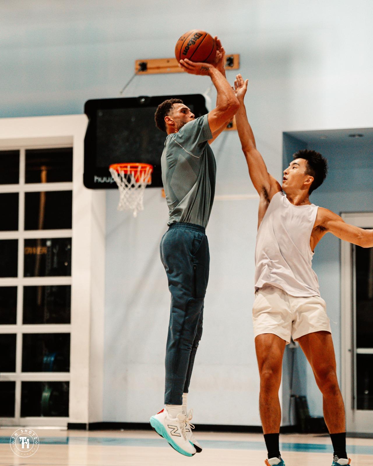 徐遠征Oliver日前與入樽王拉雲(Zach LaVine)在美國練波。(徐遠征提供)