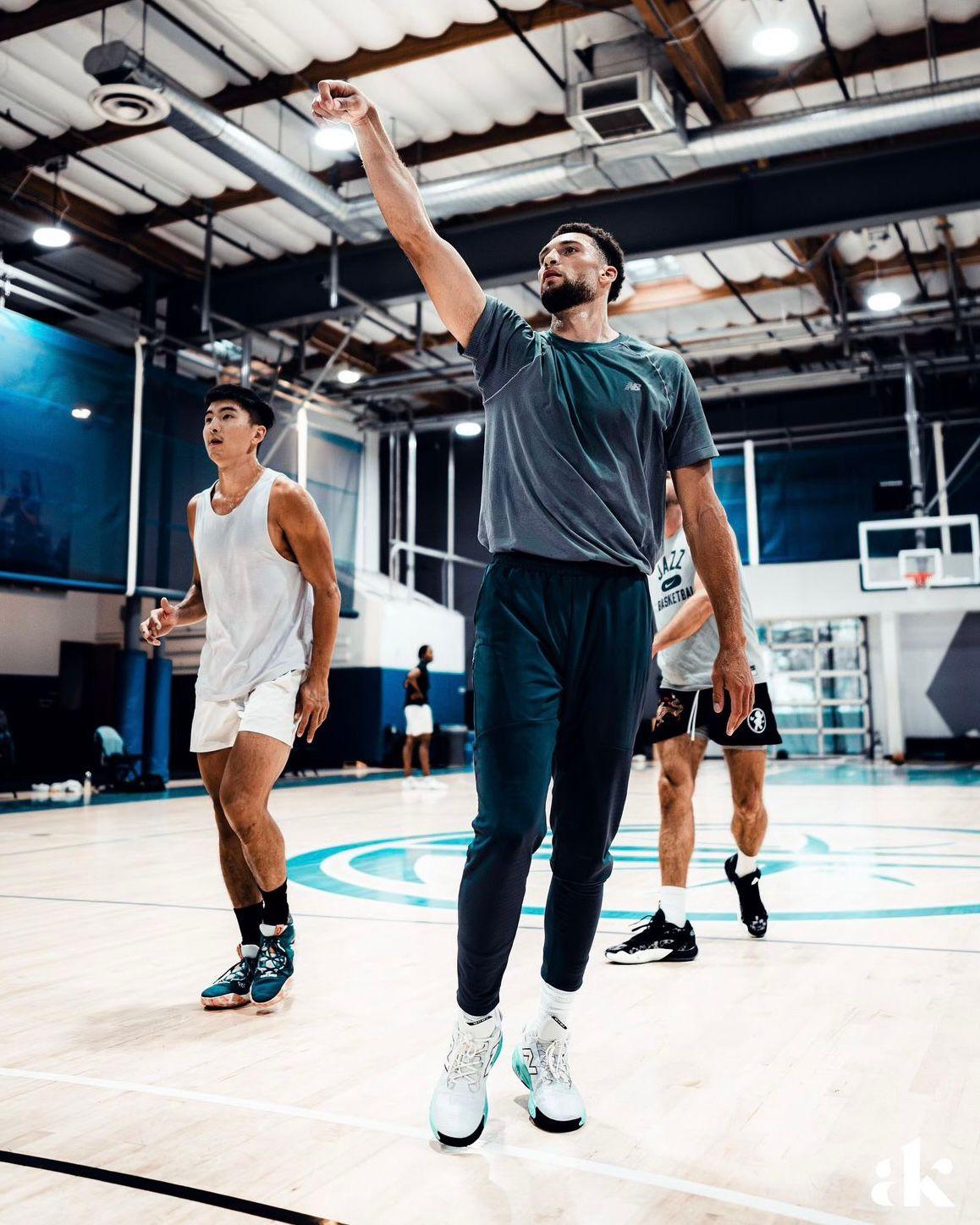 徐遠征Oliver日前與入樽王拉雲(Zach LaVine)在美國練波。(徐遠征提供)