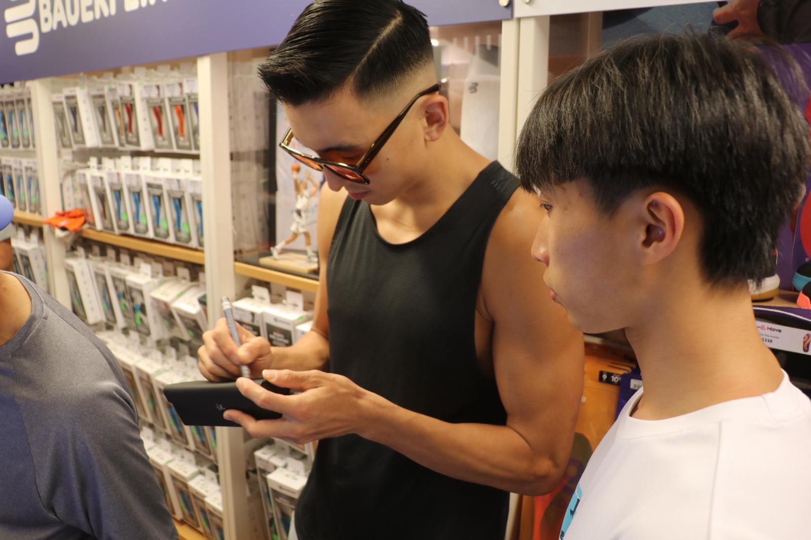 徐遠征(Oliver)下午出席品牌宣傳活動,與球迷見面。