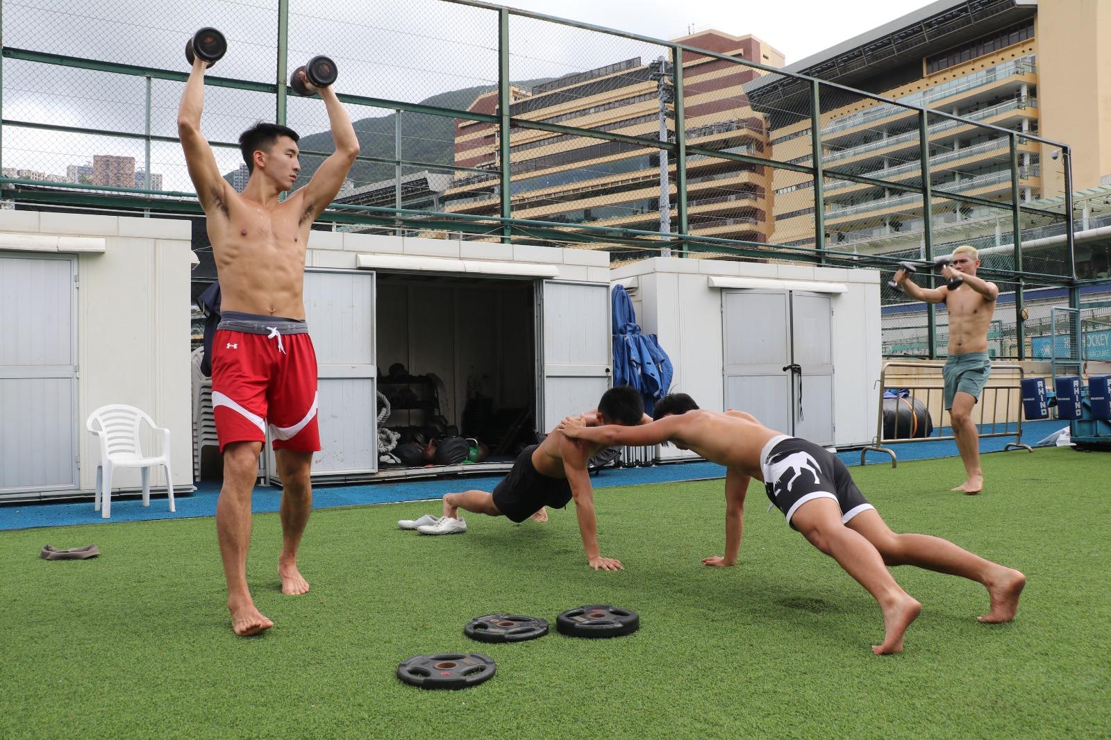 徐遠征(Oliver)中午到到戶外做力量訓練,沒有露出半點疲態。