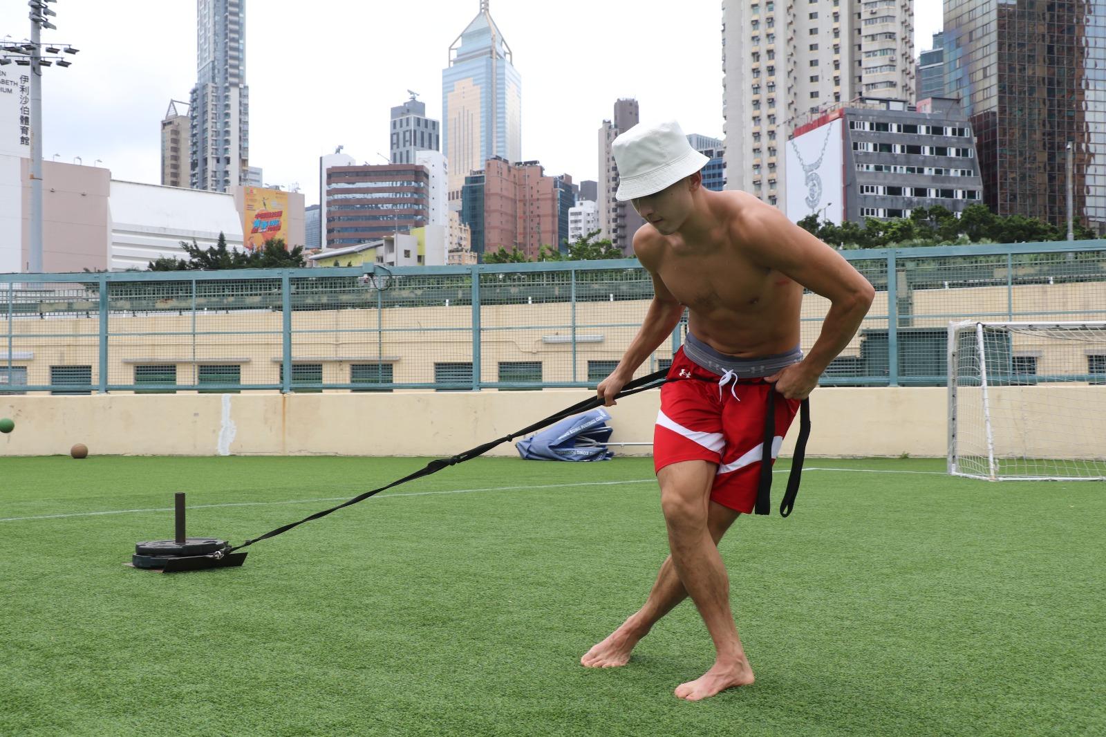 徐遠征(Oliver)一日第二課,中午和Harry和Austin到戶外做力量訓練。