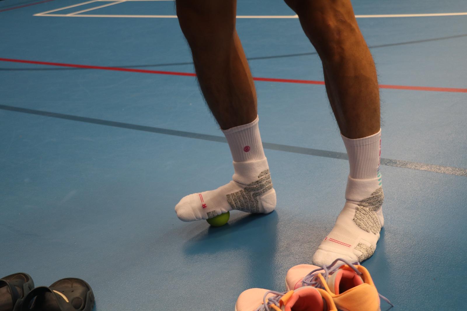 跟徐遠征一日訓練體驗,Oliver早上11時在籃球場練習後,舒緩足底筋膜。