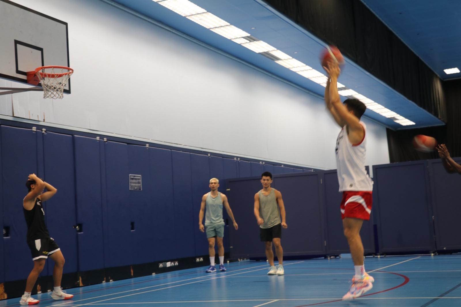 跟徐遠征一日訓練體驗,Oliver早上11與訓練師Harry、兩名外籍球員Austin Veloso和Rice Zachary Terrance一同練習。