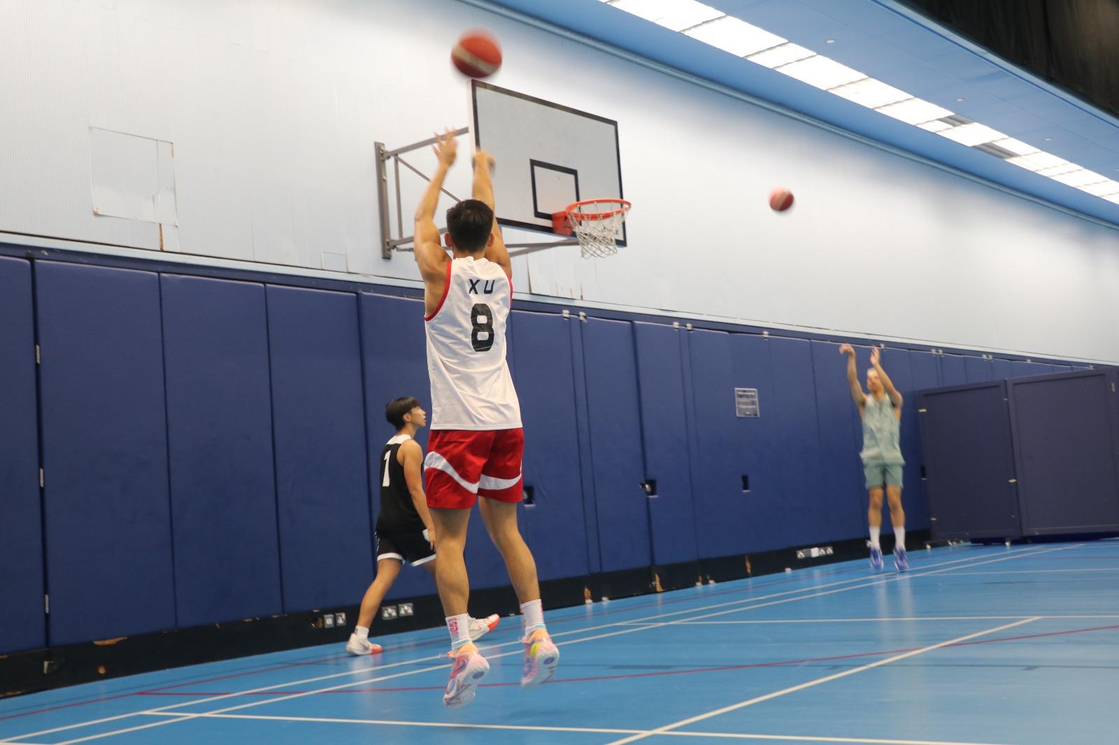 跟徐遠征一日訓練體驗,Oliver早上11與訓練師Harry、兩名外籍球員Austin Veloso和Rice Zachary Terrence一同練習。