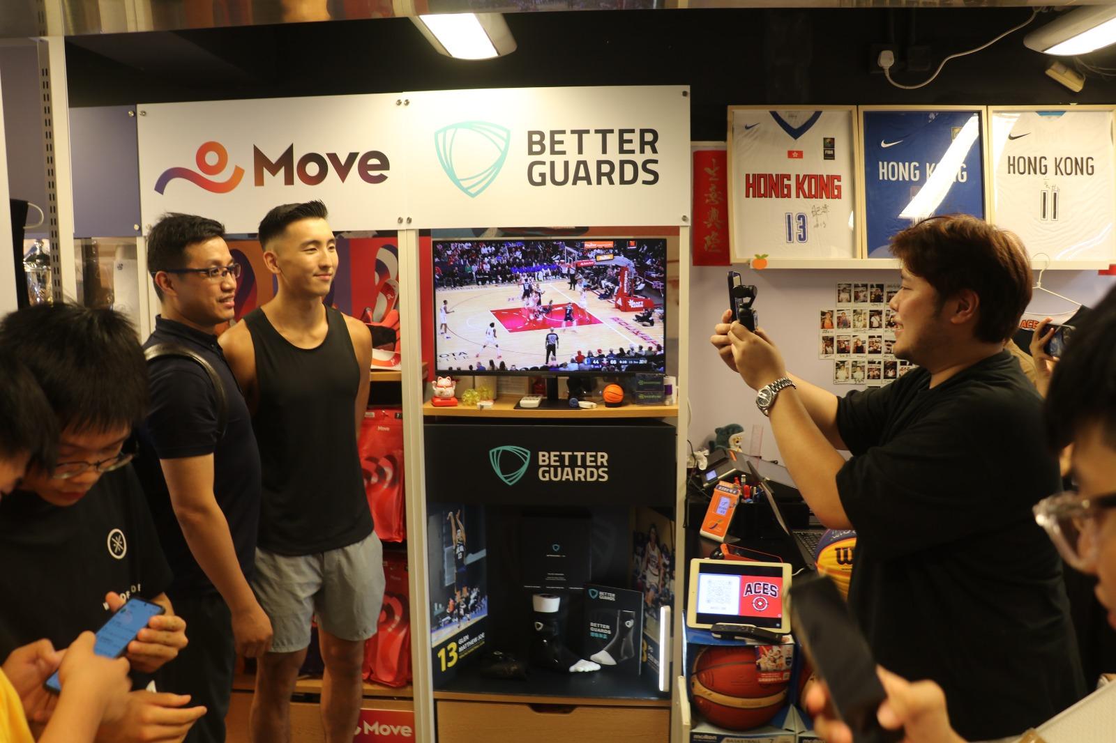 徐遠征(Oliver)下午出席品牌宣傳活動,與球迷合照。