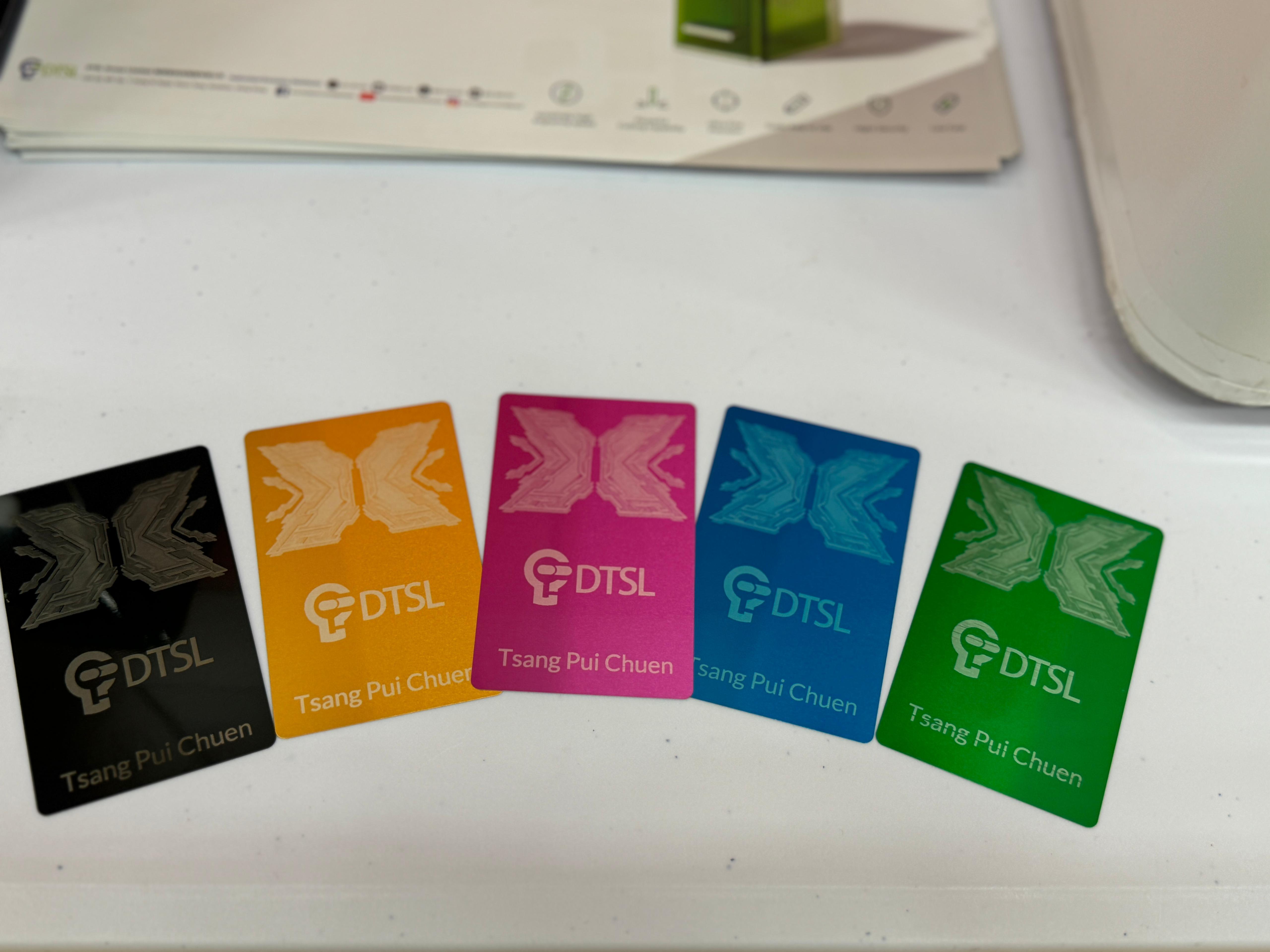 比賽現場更設有Steam交流區,同學和家長可即時把他們的名字以雷射雕刻印在金屬卡片和鎖匙扣紀念品上。