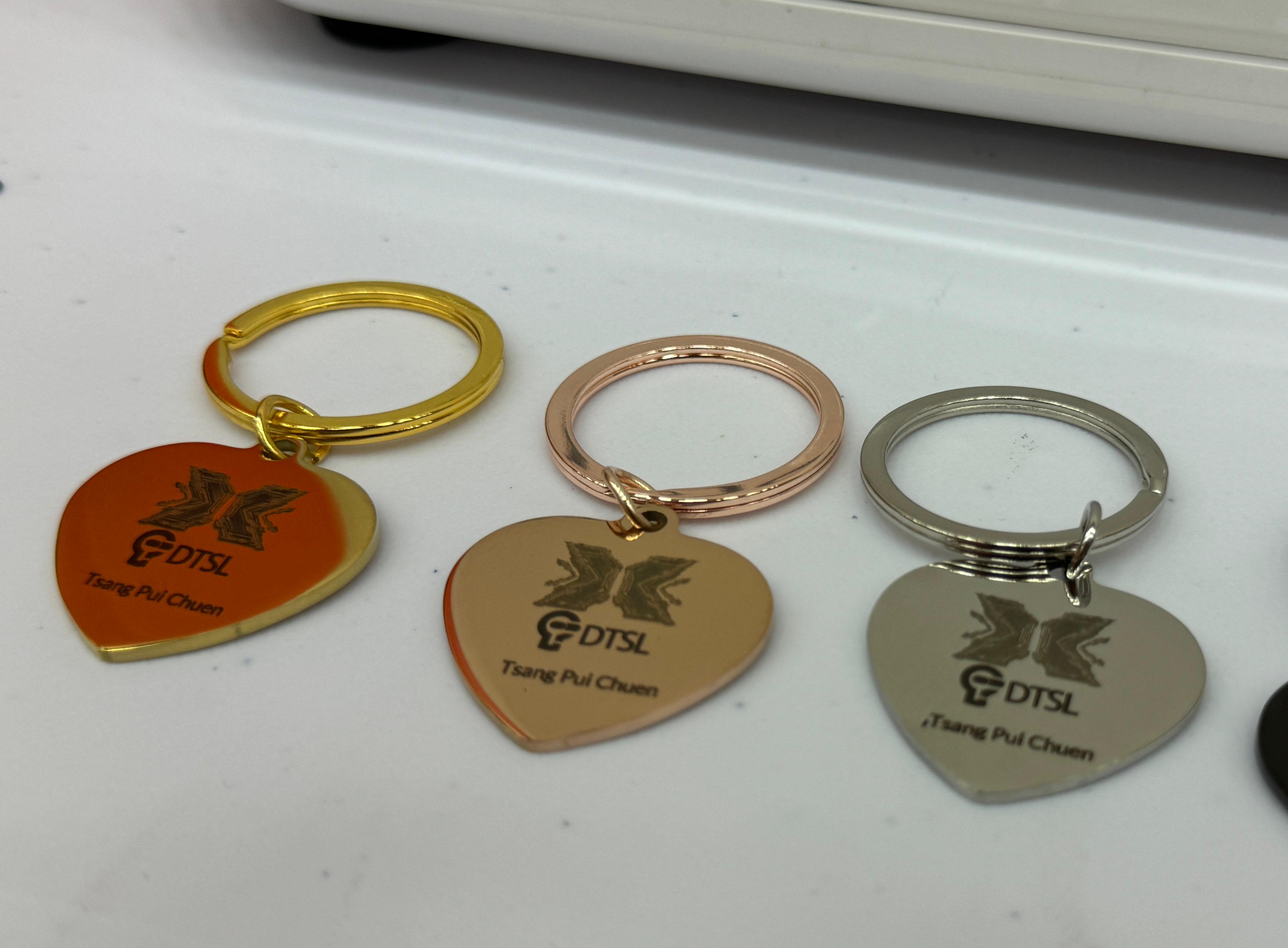 比賽現場更設有Steam交流區,同學和家長可即時把他們的名字以雷射雕刻印在金屬卡片和鎖匙扣紀念品上。