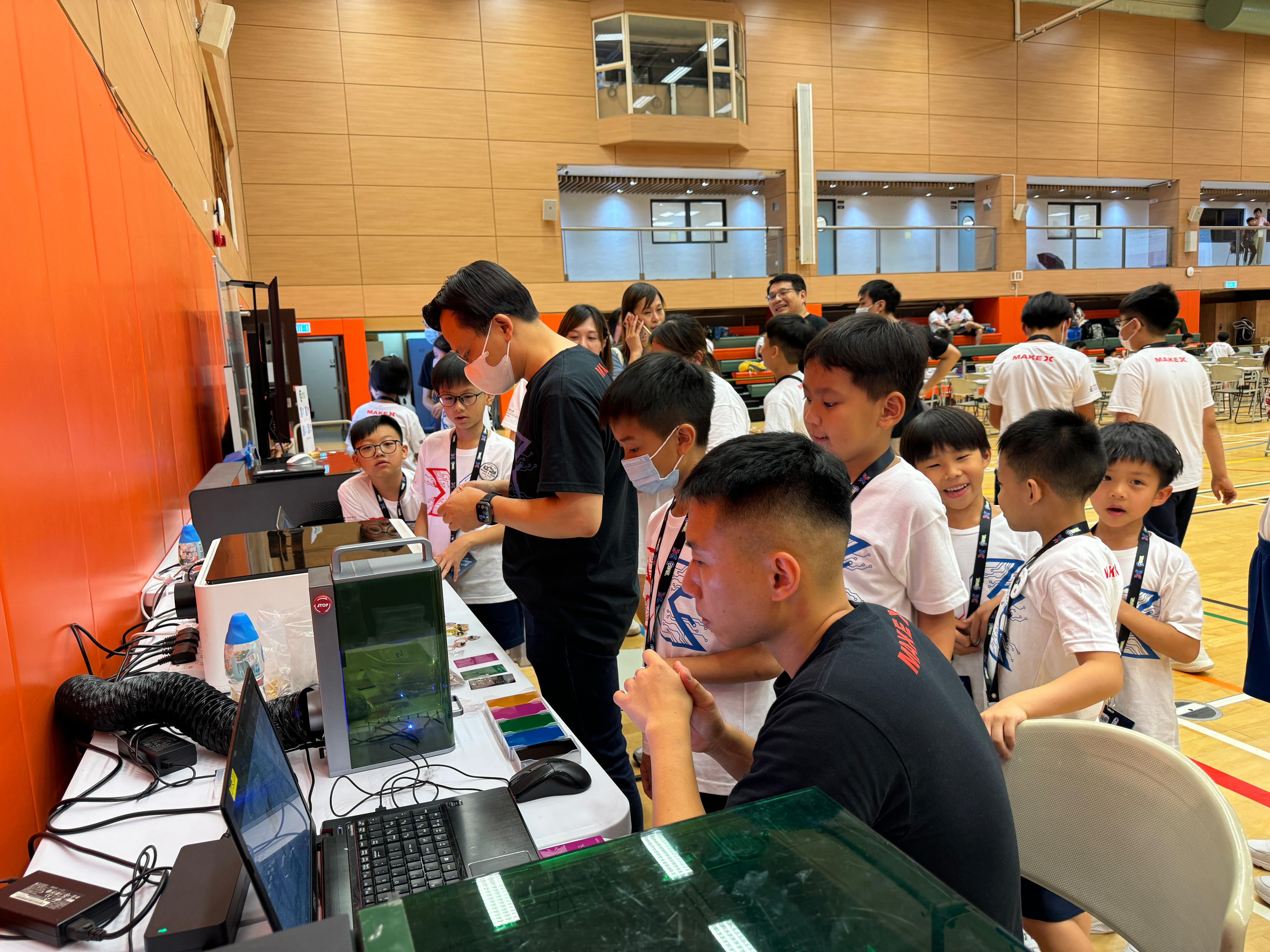 比賽現場更設有Steam交流區,同學和家長可即時把他們的名字以雷射雕刻印在金屬卡片和鎖匙扣紀念品上。