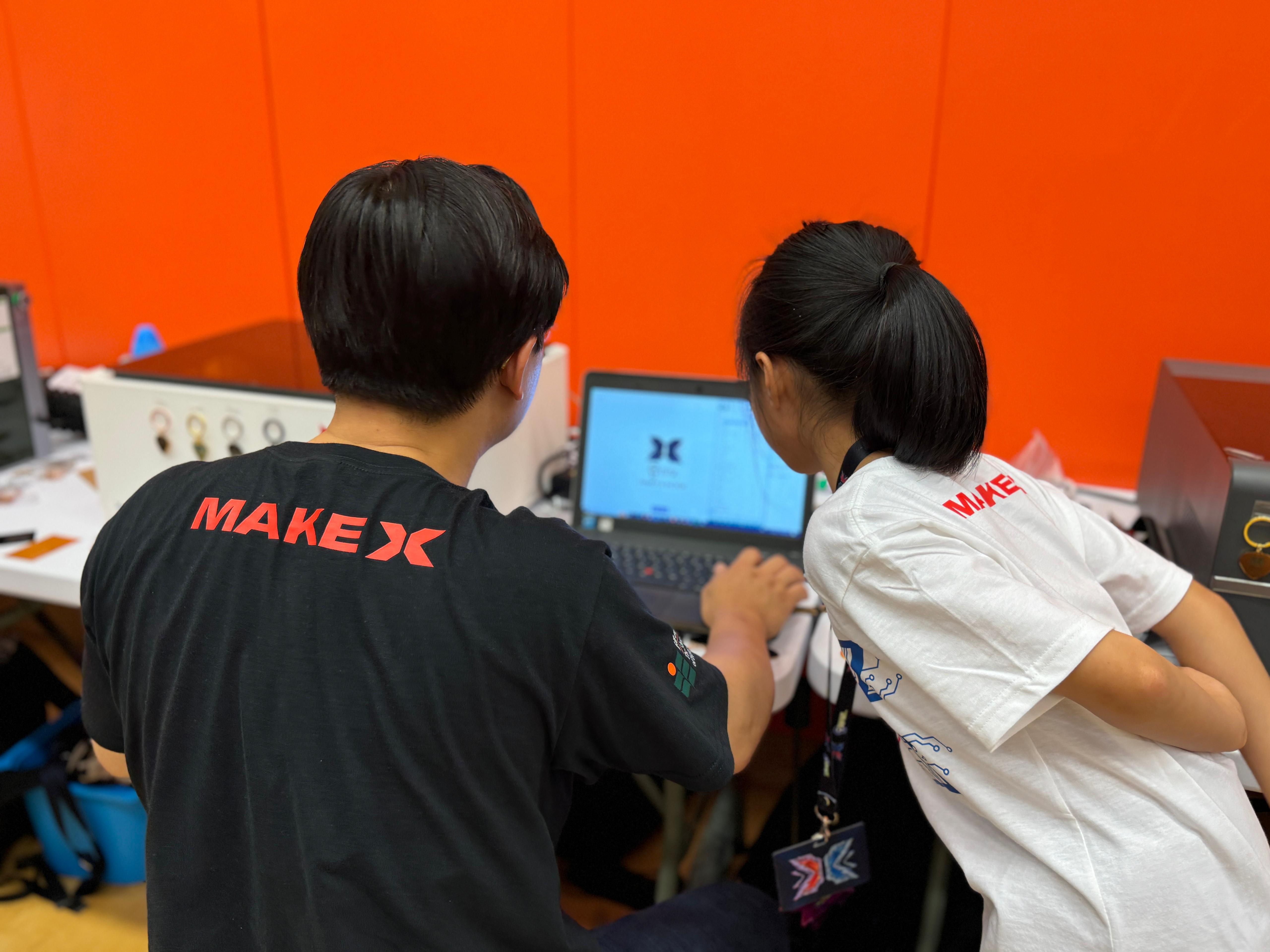 比賽現場更設有Steam交流區,同學和家長可即時把他們的名字以雷射雕刻印在金屬卡片和鎖匙扣紀念品上。