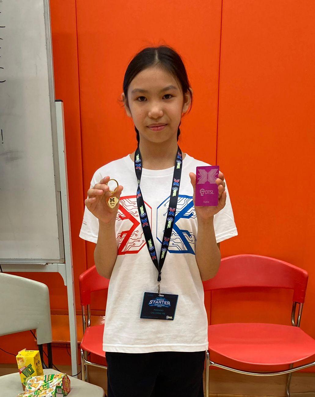 比賽現場更設有Steam交流區,同學和家長可即時把他們的名字以雷射雕刻印在金屬卡片和鎖匙扣紀念品上。