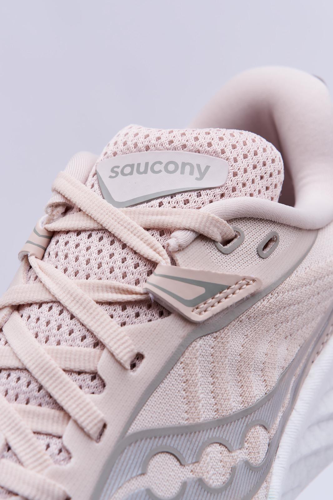 跑鞋推薦| Saucony Triumph 22女裝。