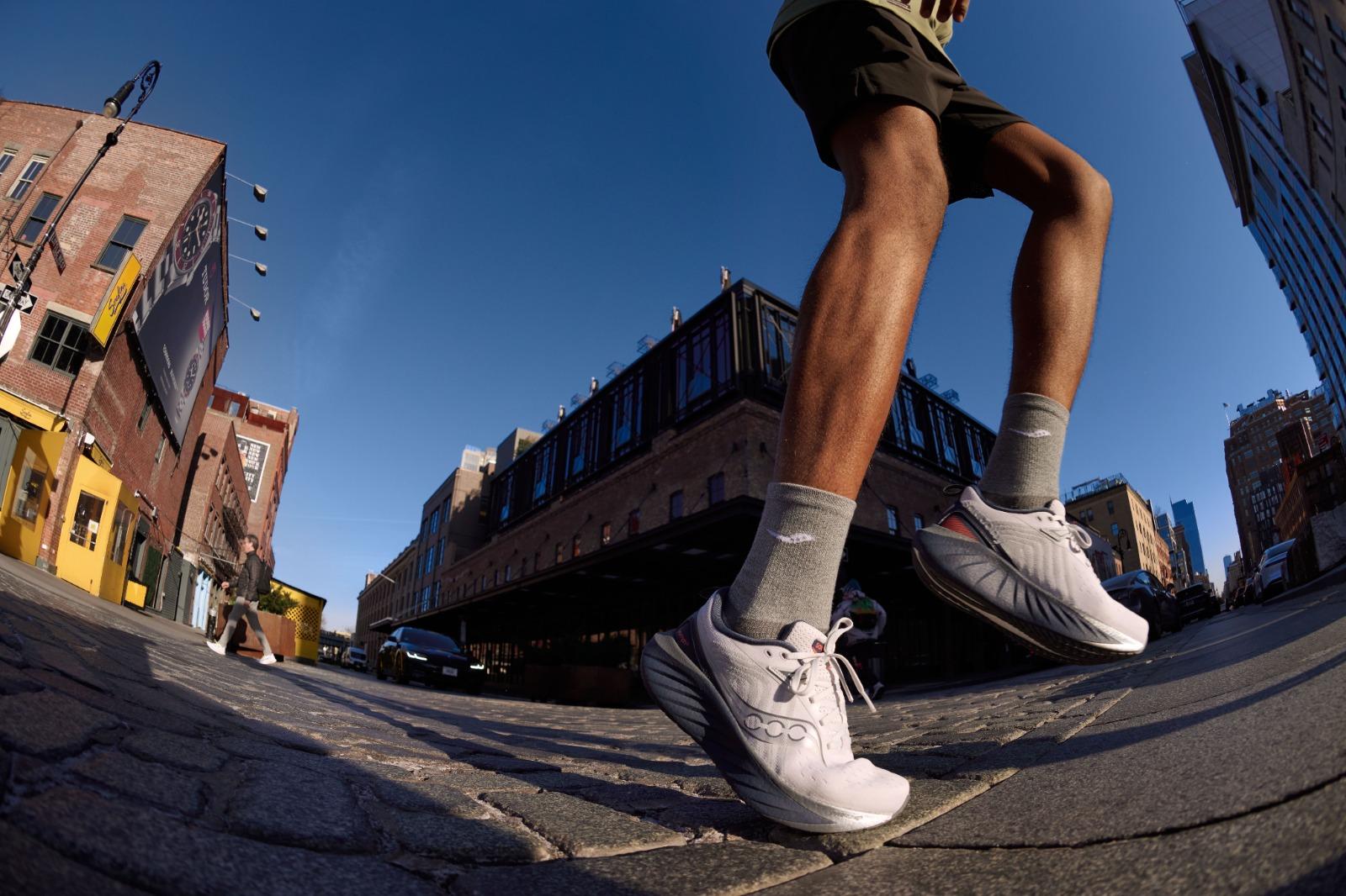 跑鞋推薦| Saucony Triumph 22足弓外底及後跟外底分別 加闊 18% 及 5%。