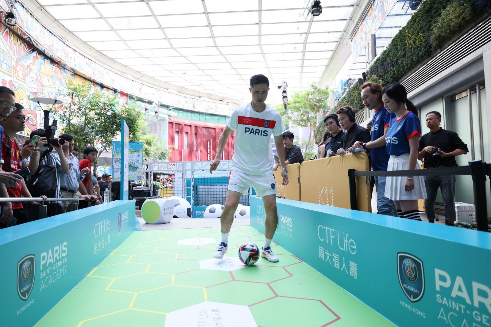 周大福人壽「未來小健將」巴黎聖日耳門足球嘉年華開球禮,陳肇鈞與陳偉豪踢三對二賽事。
