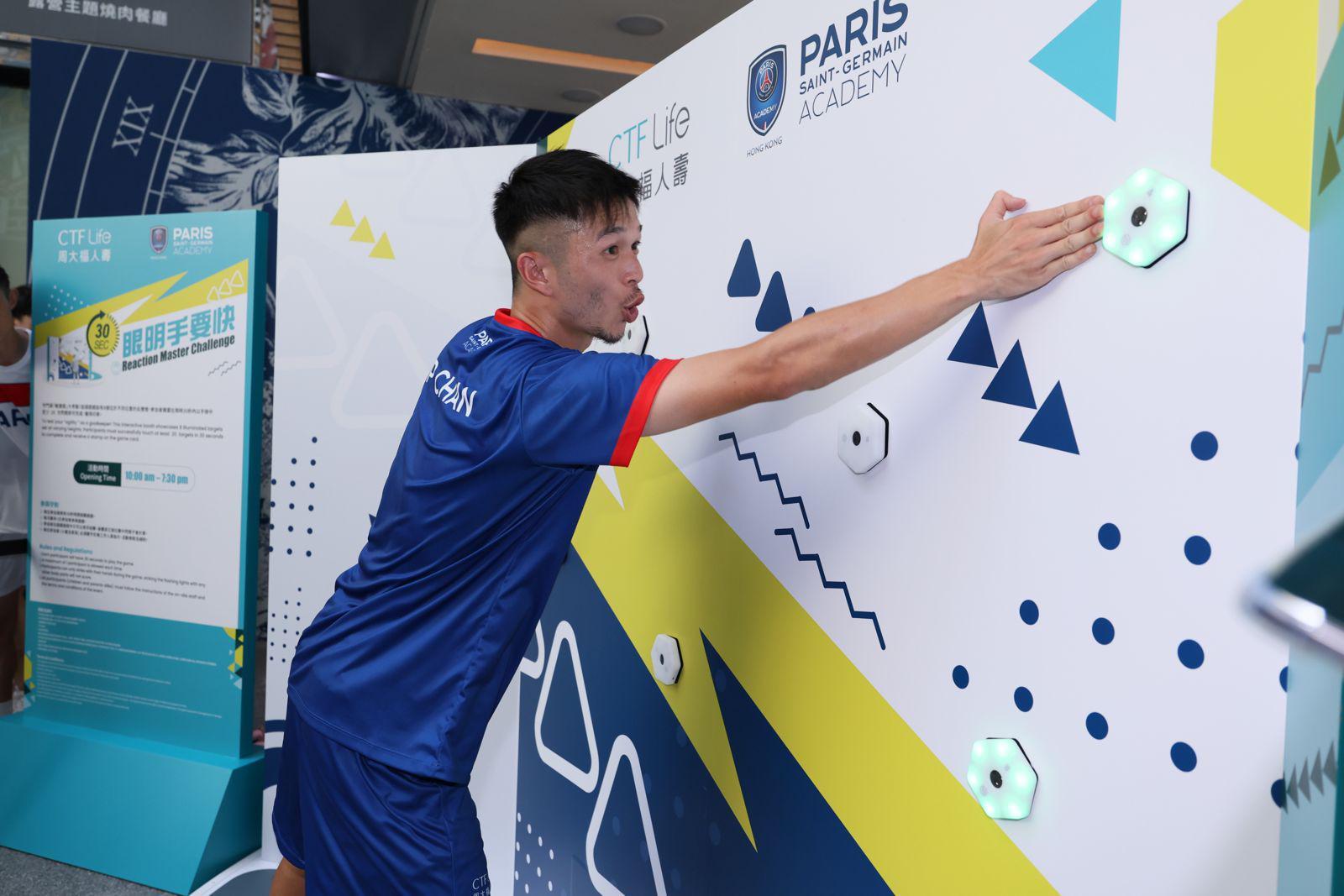 周大福人壽「未來小健將」巴黎聖日耳門足球嘉年華開球禮,陳肇鈞投入參與。