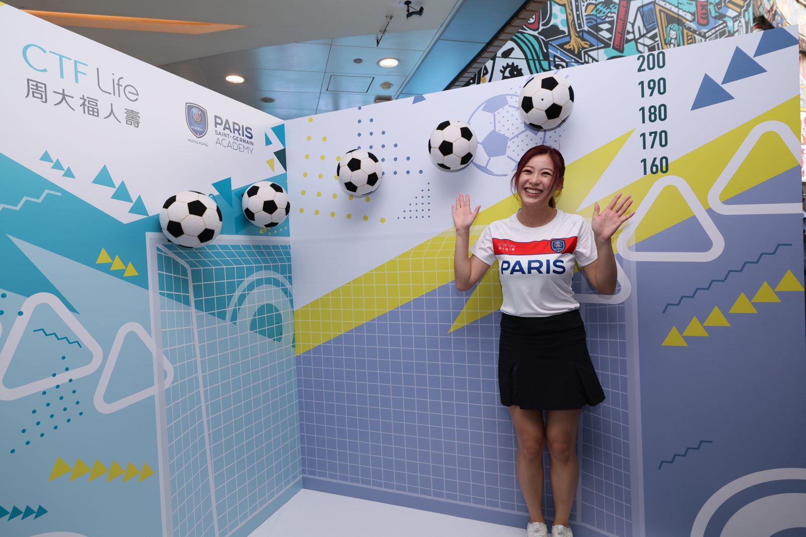 周大福人壽「未來小健將」巴黎聖日耳門足球嘉年華開球禮,鄭杞瑤(Kylie C.)樂在其中。