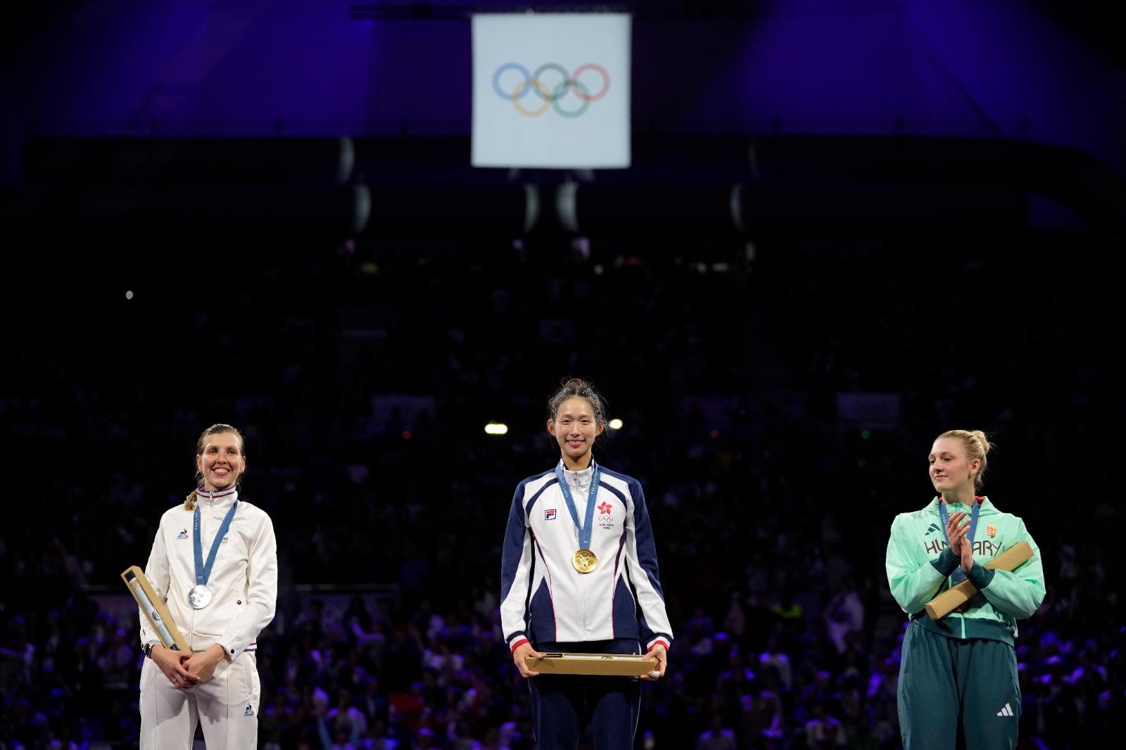 江旻憓為香港奪得巴黎奧運第一金,手上也有這個長盒。(美聯社)