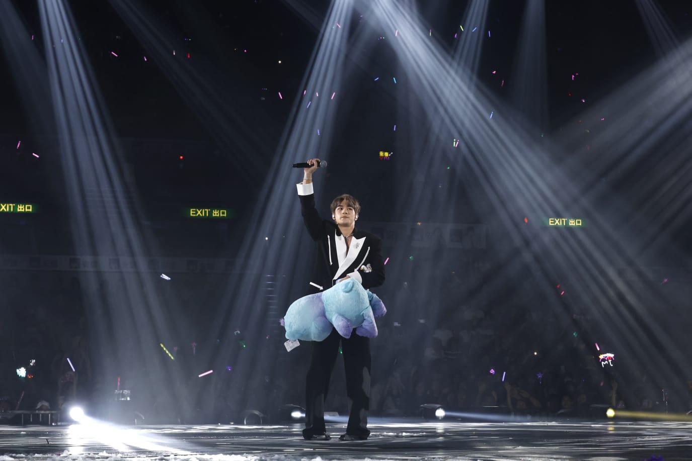 Jeffrey獻唱《失約巴黎》時,收到fans不少禮物。