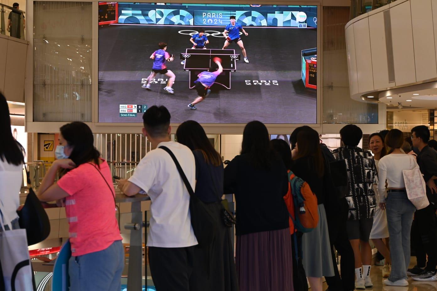 巴黎奧運|市民在觀塘商場apm收看張家朗直播,見證他打入花劍4強。