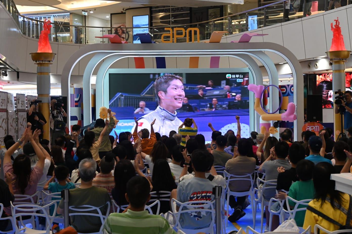 巴黎奧運|市民在觀塘商場apm收看張家朗直播,見證他打入花劍4強。