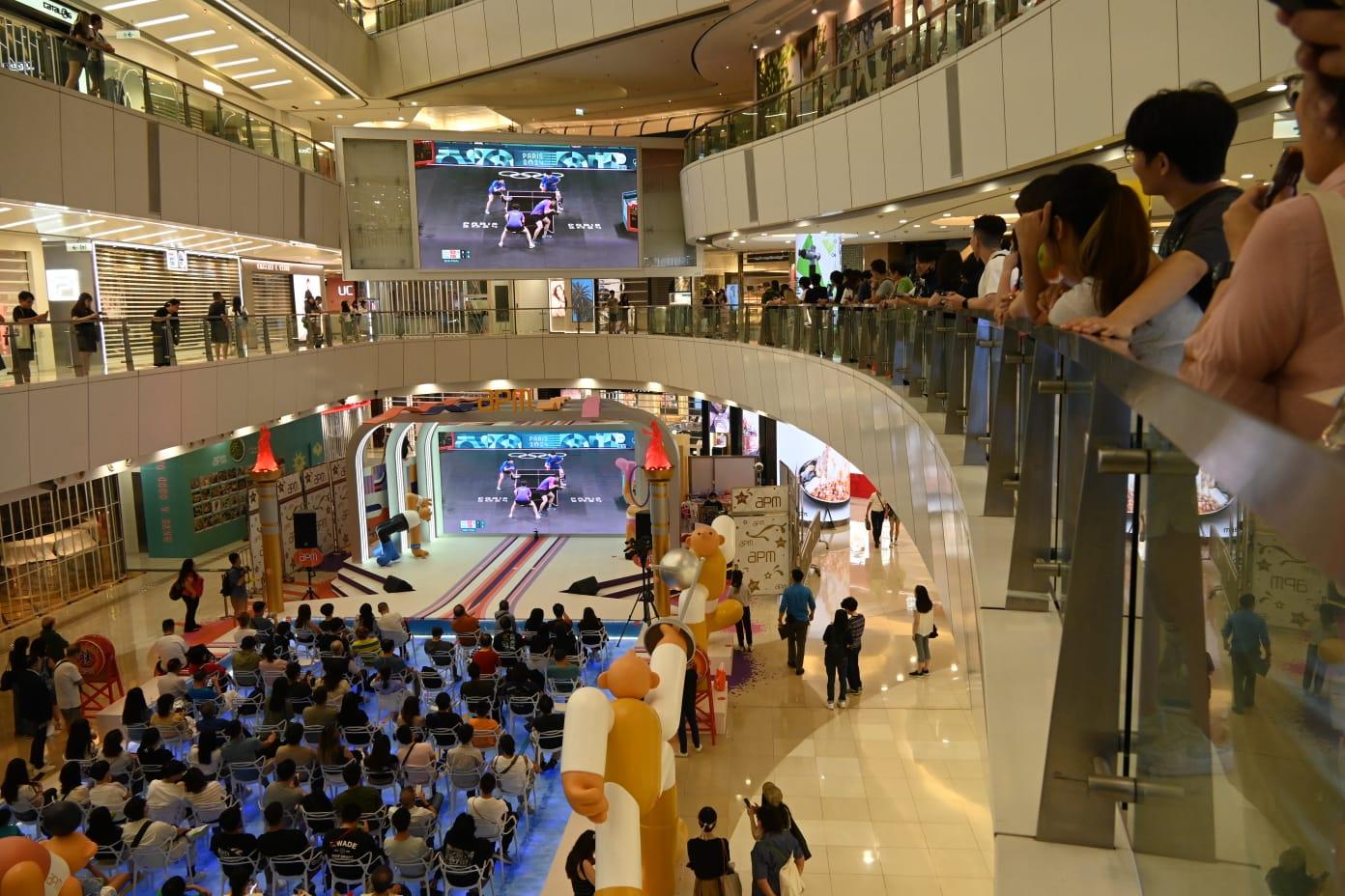 巴黎奧運|市民在觀塘商場apm收看張家朗直播,見證他打入花劍4強。