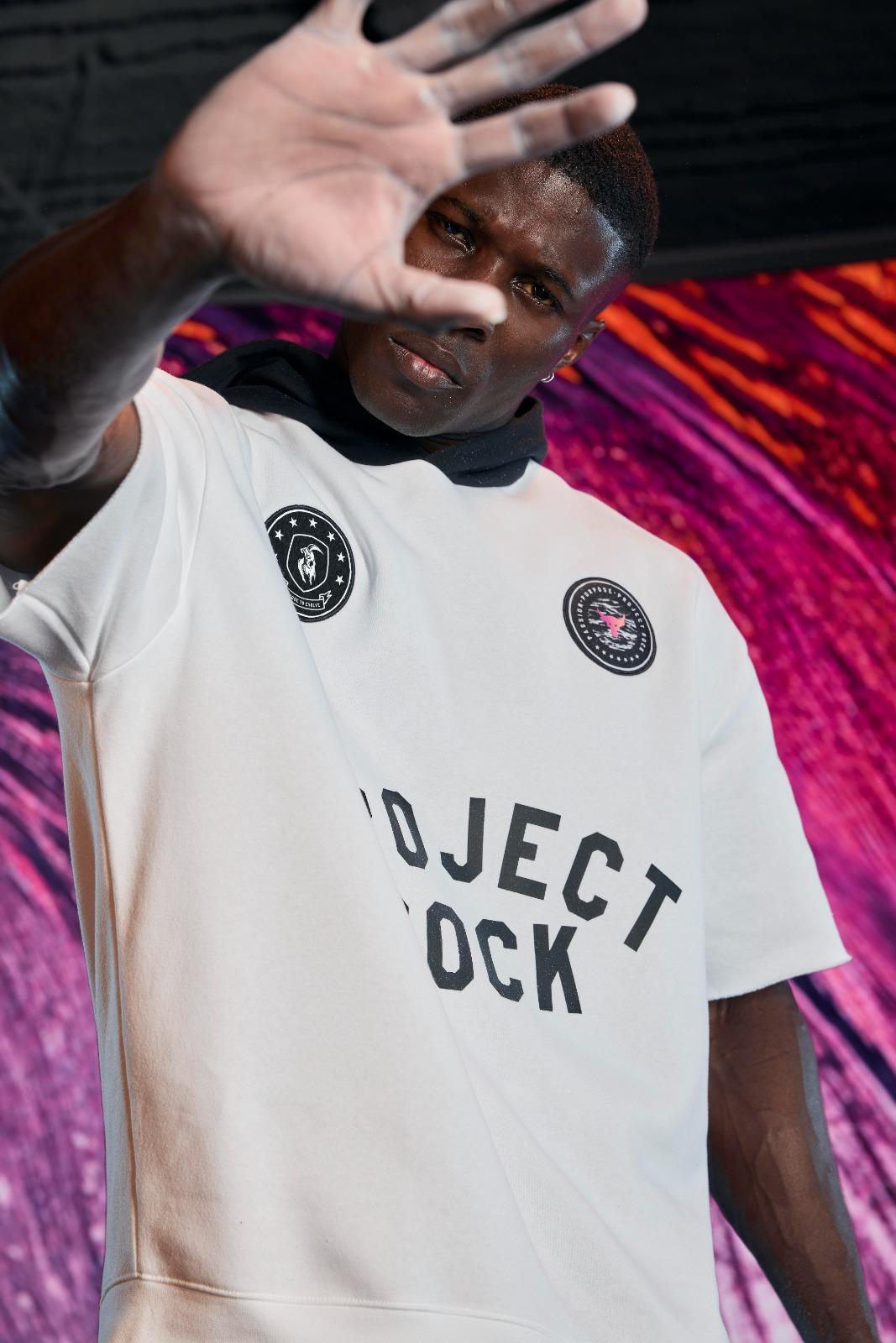 Under Armour 與 The Rock聯乘訓練鞋及訓練服飾。