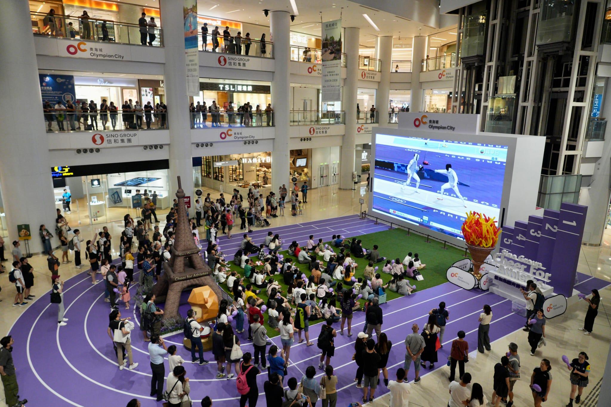 巴黎奧運|市民在奧海城收看張家朗直播。