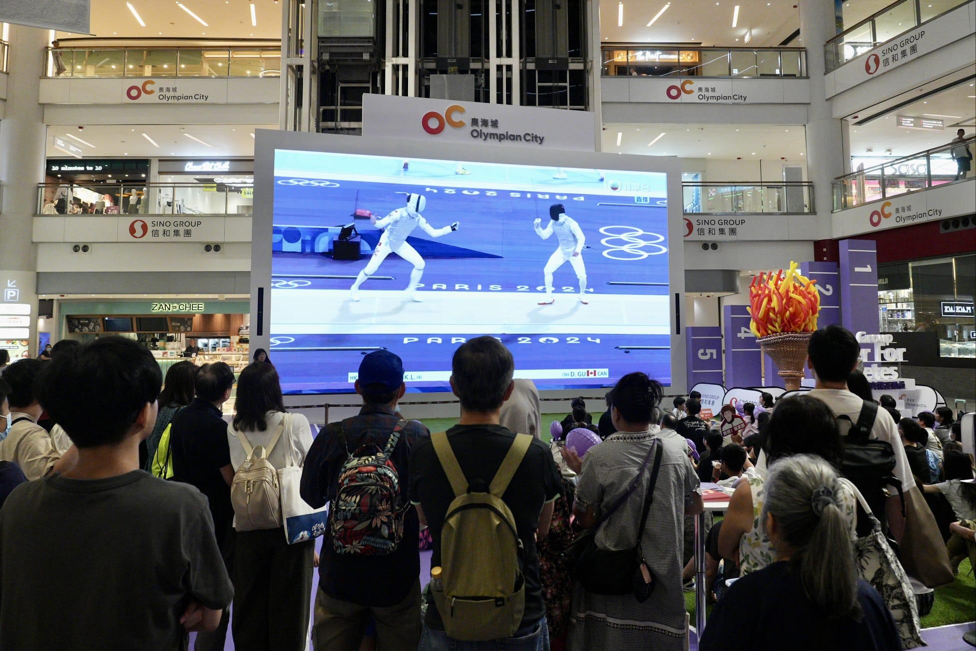 巴黎奧運|市民在奧海城收看張家朗直播。