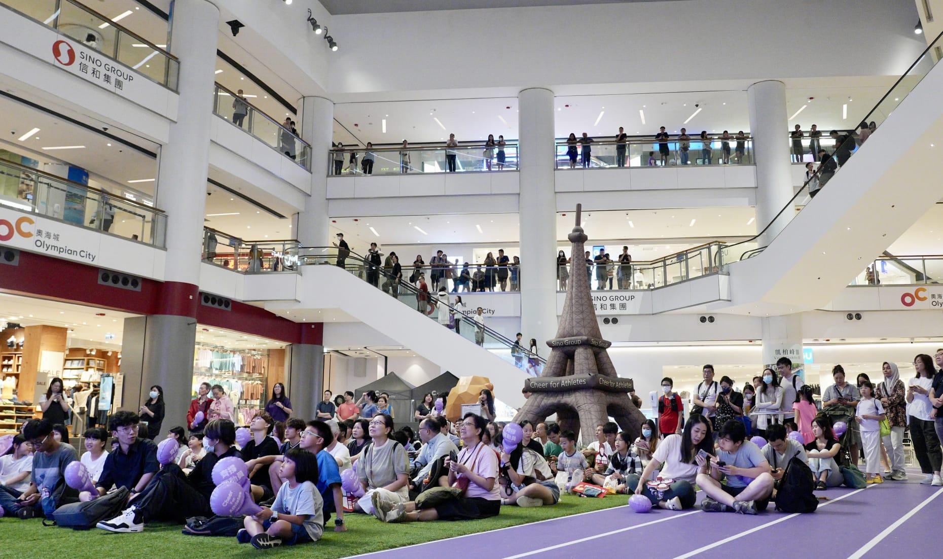 巴黎奧運|市民在奧海城收看張家朗直播。