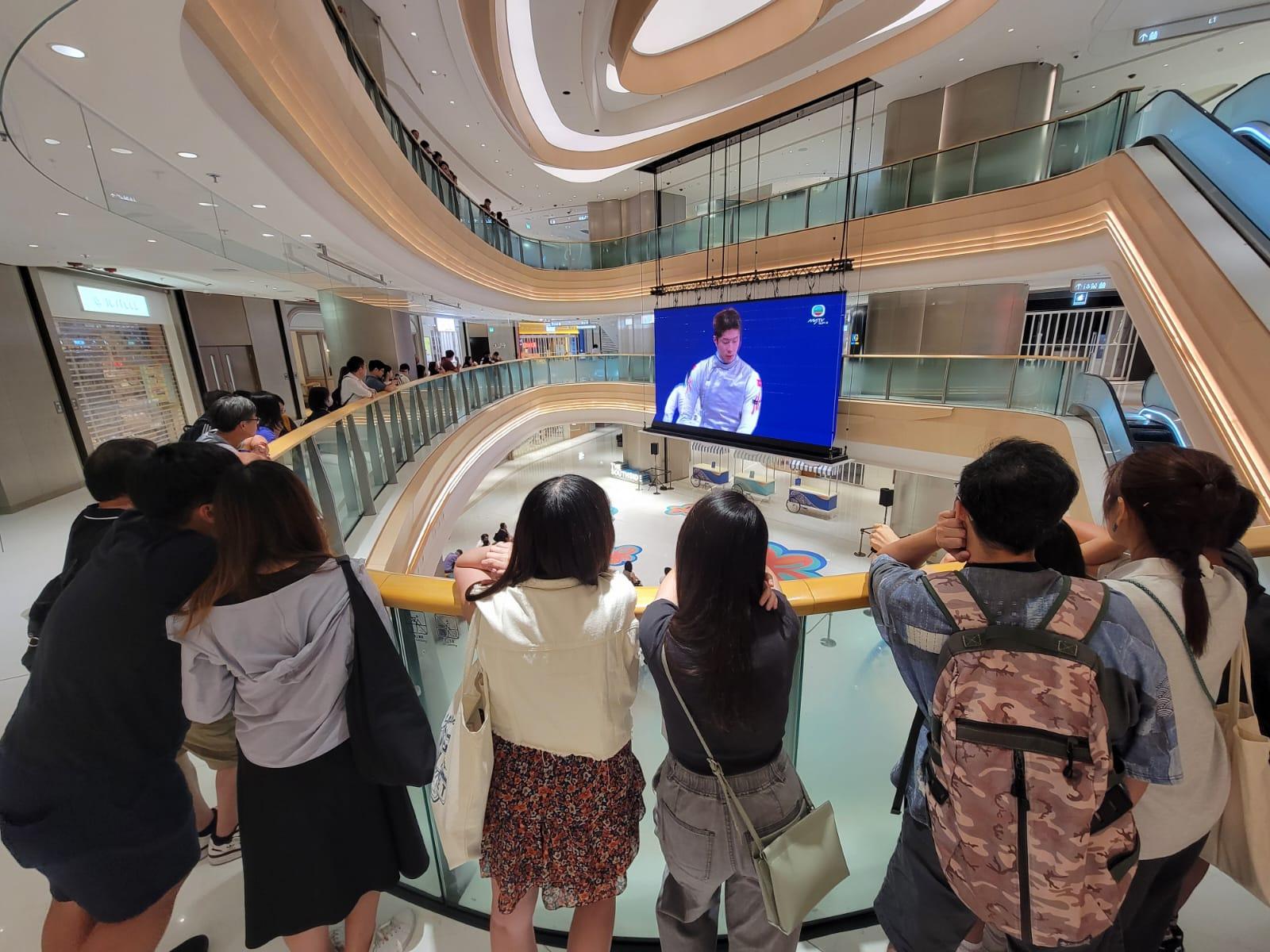 巴黎奧運|市民在黃竹坑商場THE SOUTHSIDE收看張家朗直播。