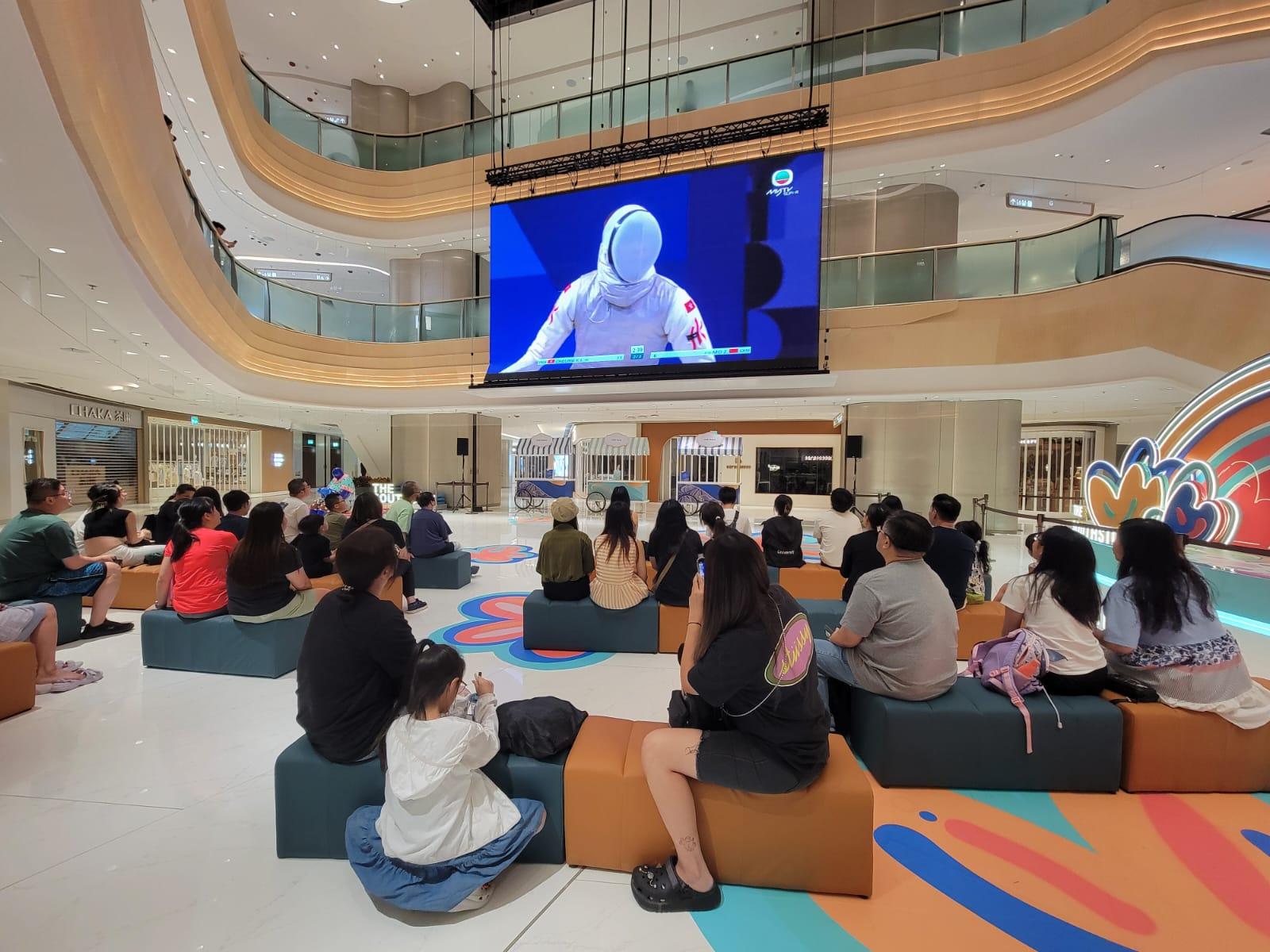 巴黎奧運|市民在黃竹坑商場THE SOUTHSIDE收看張家朗直播。