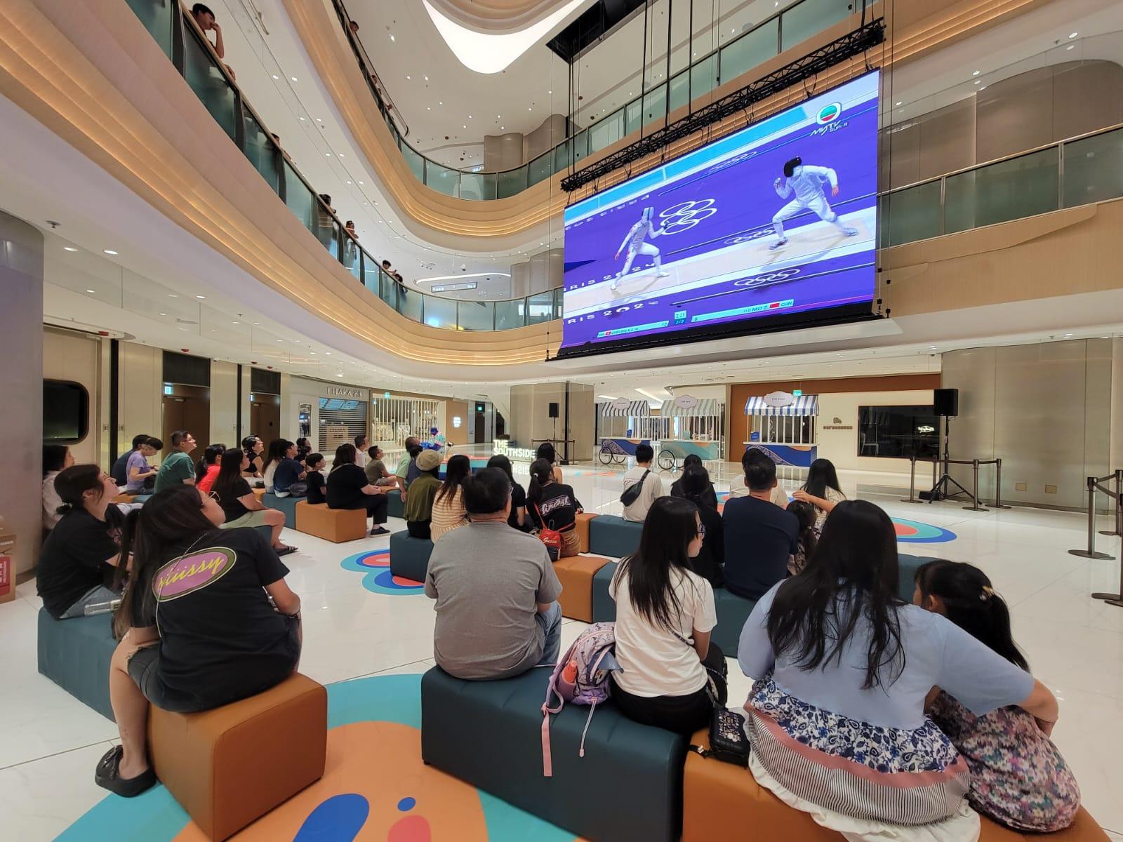 巴黎奧運|市民在黃竹坑商場THE SOUTHSIDE收看張家朗直播。