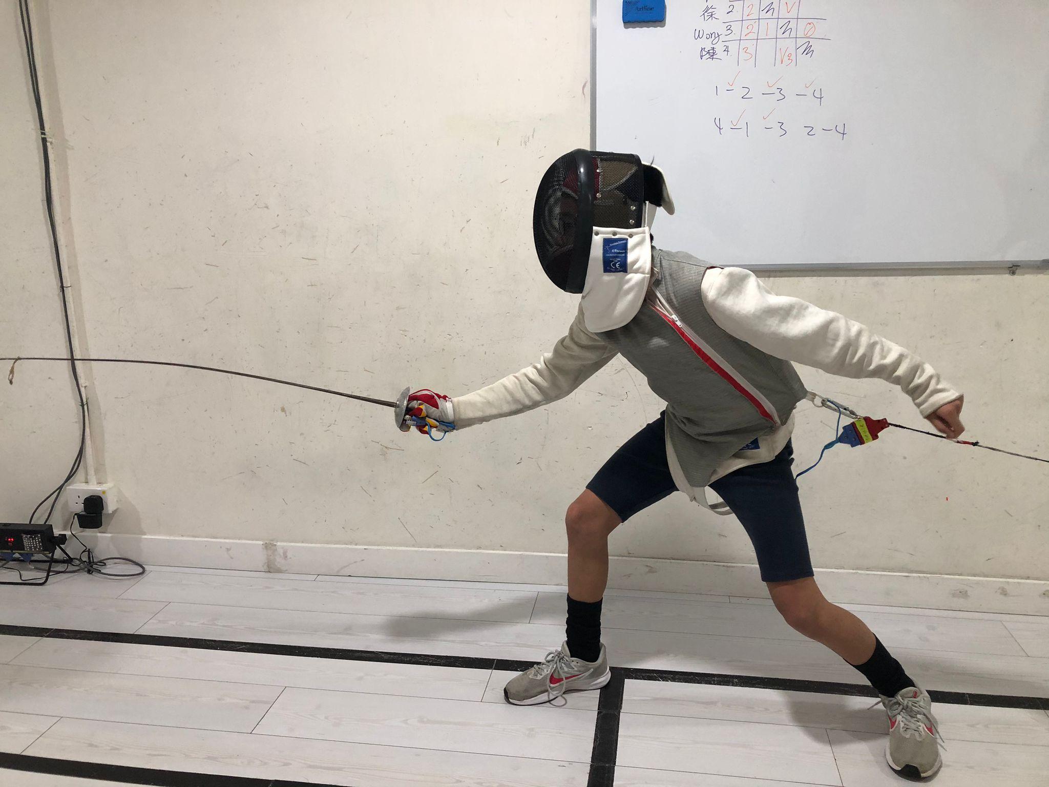 一般小朋友兩歲多至三歲已可學劍擊。