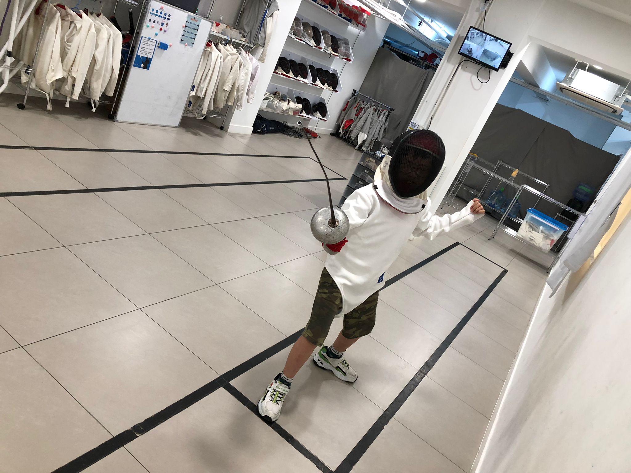 一般小朋友兩歲多至三歲已可學劍擊。