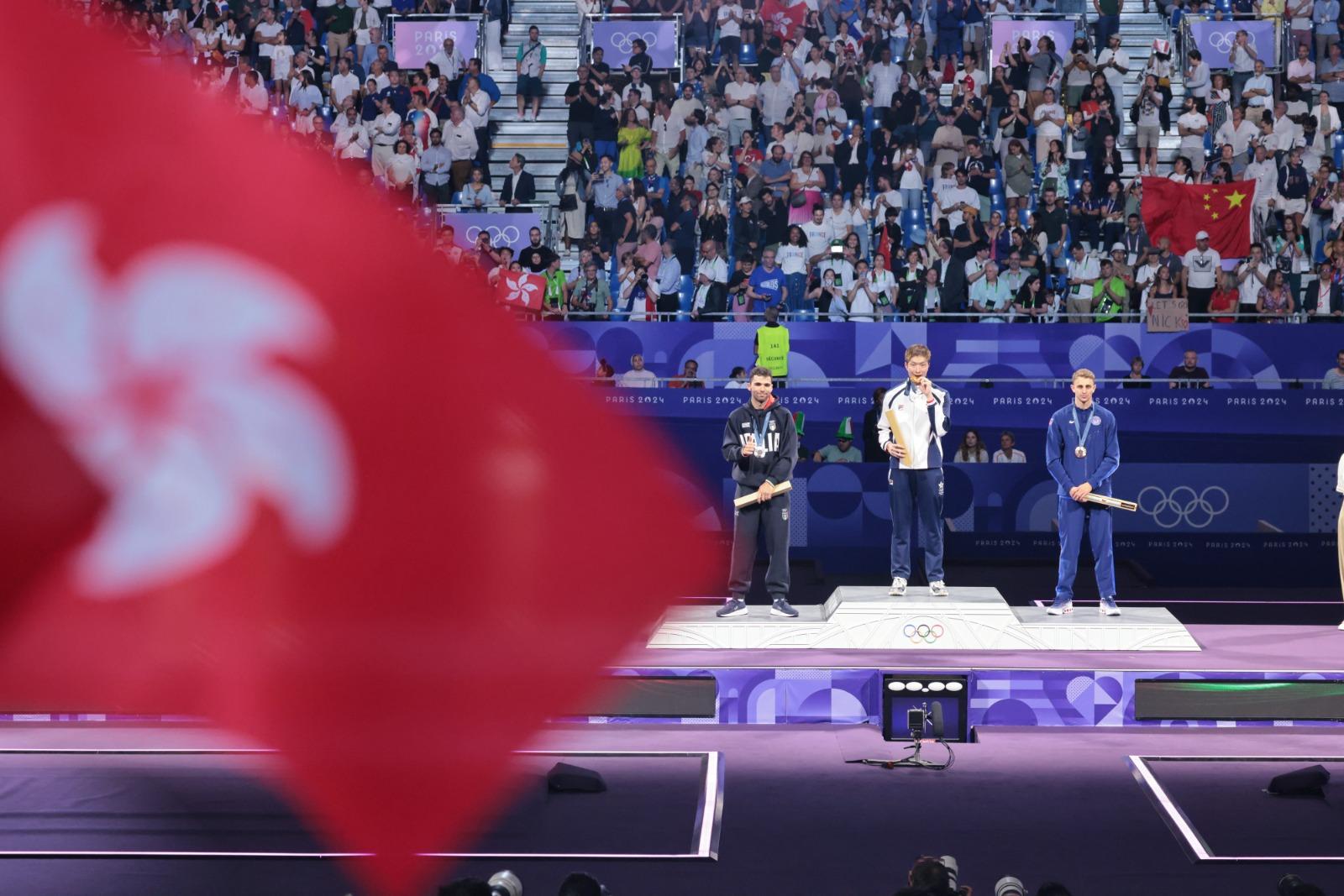 巴黎奧運|大批香港粉絲在巴黎大皇宮現場觀看張家朗衛冕男子花劍金牌。 (中通社)