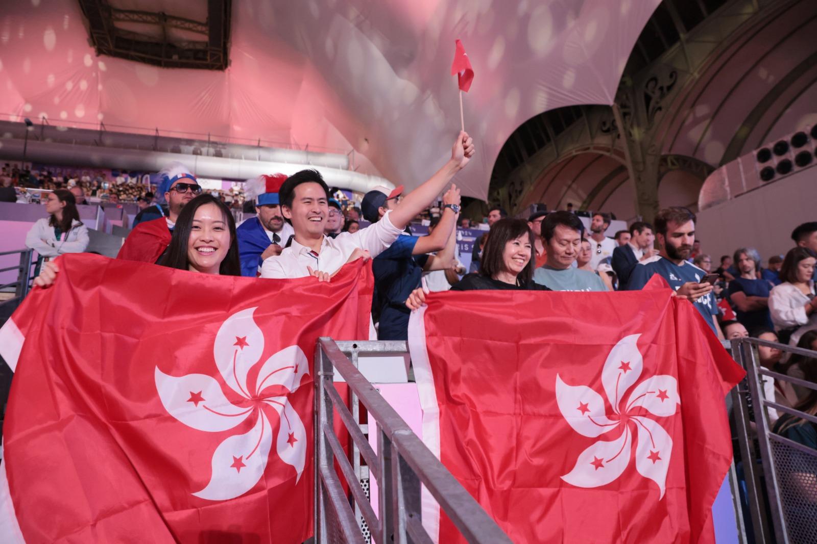 巴黎奧運|大批香港粉絲在巴黎大皇宮現場觀看張家朗衛冕男子花劍金牌。 (中通社)