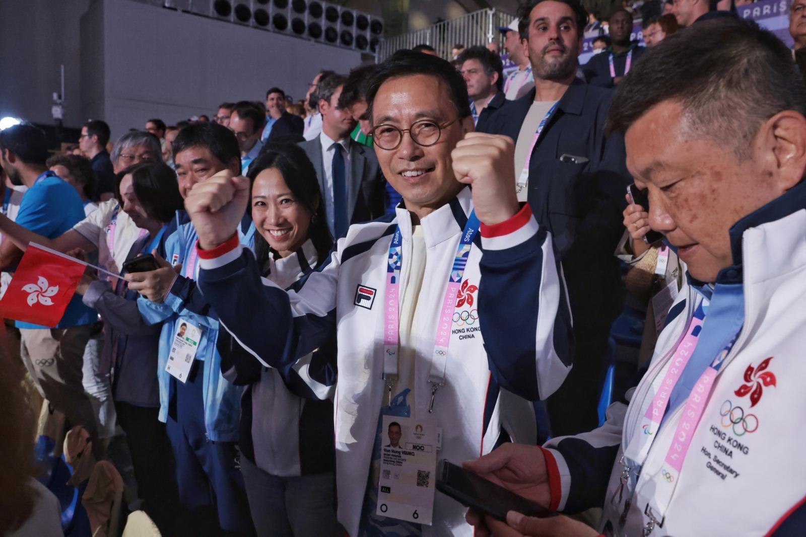 巴黎奧運|大批香港粉絲在巴黎大皇宮現場觀看張家朗衛冕男子花劍金牌。 (中通社)