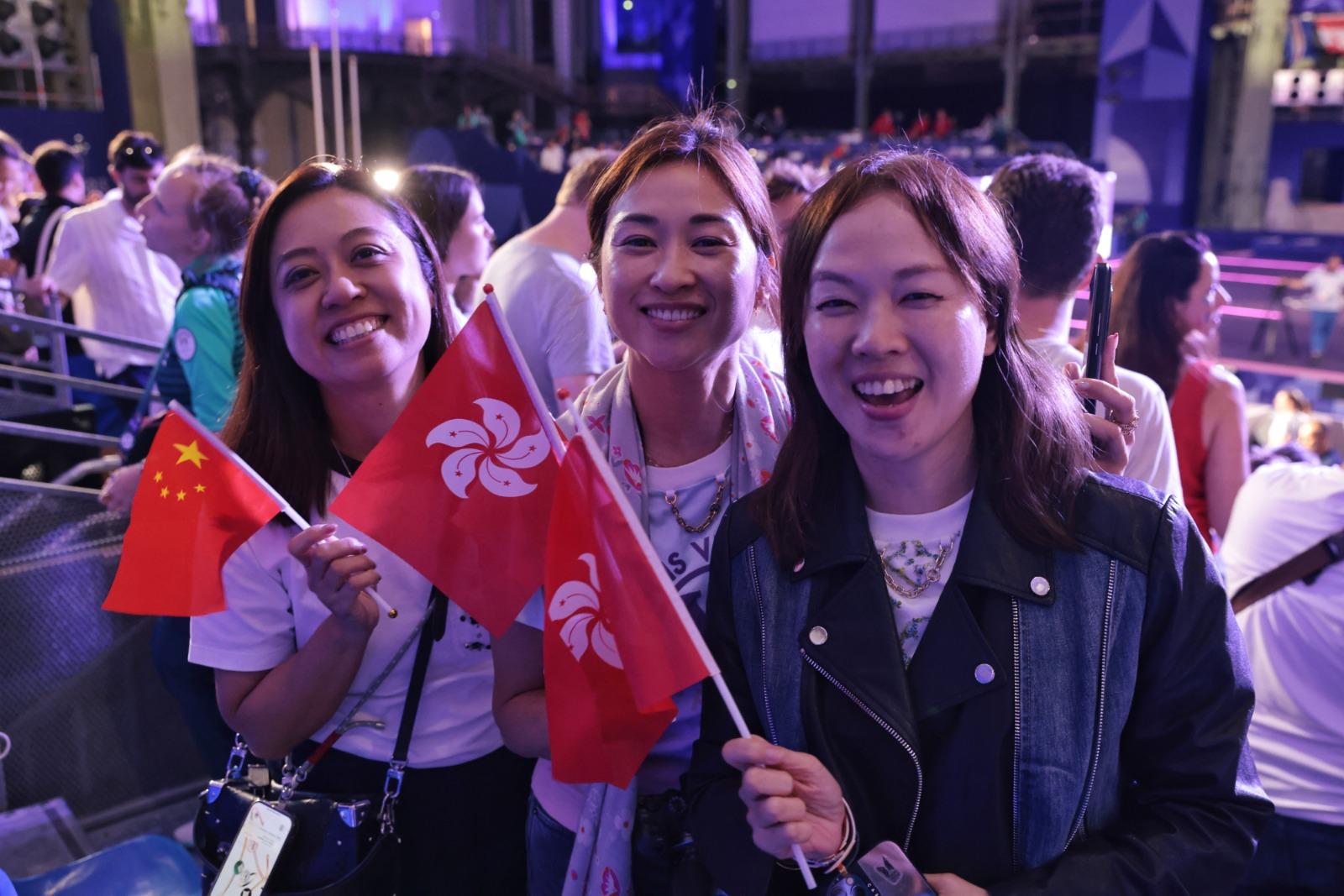 巴黎奧運|大批香港粉絲在巴黎大皇宮現場觀看張家朗衛冕男子花劍金牌。 (中通社)