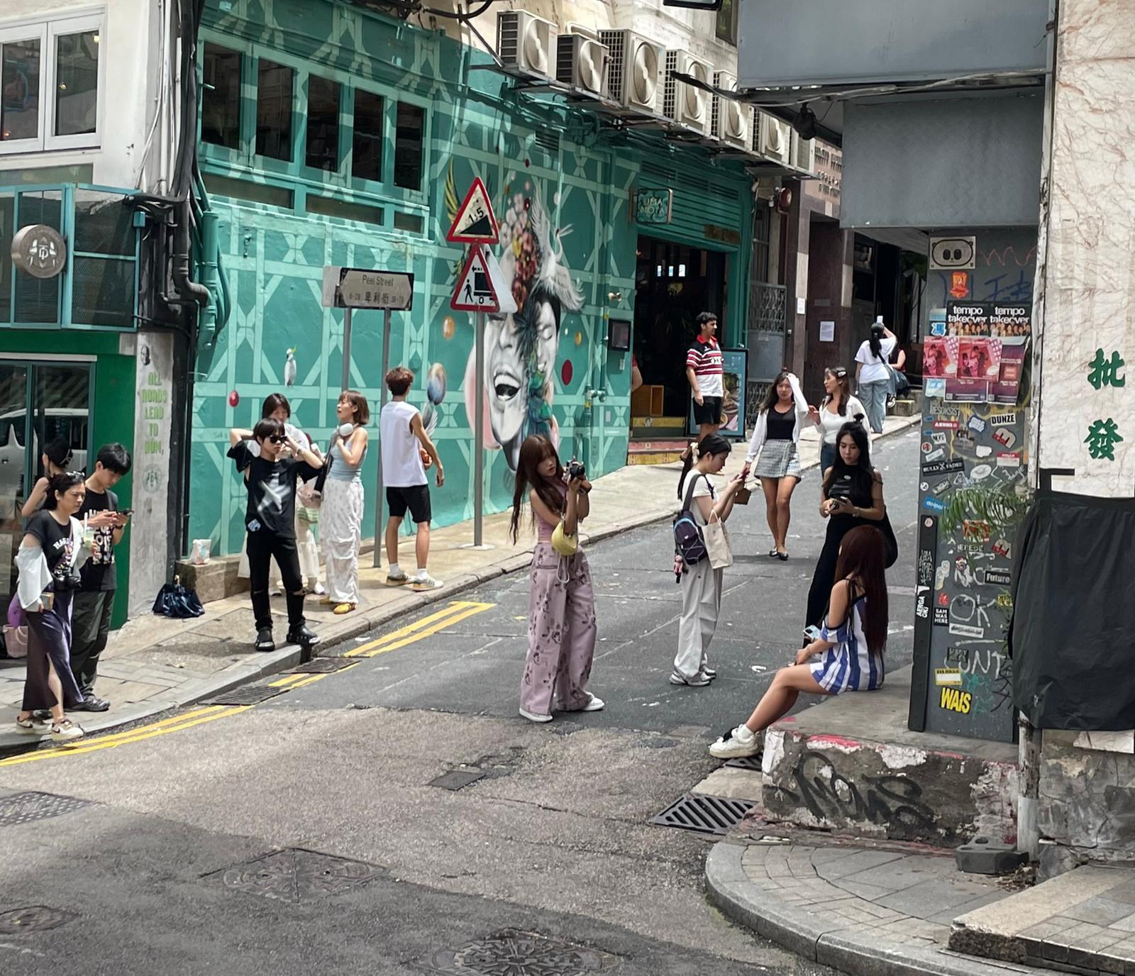 荷李活道與卑利街交界有不少遊人站出馬路留影(中西區區議員金玲提供)