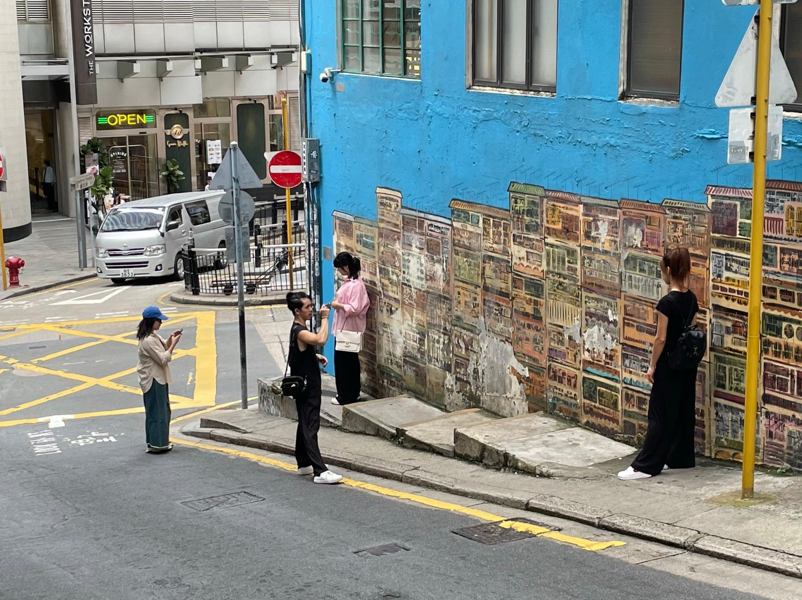 荷李活道與嘉咸街交界的牆壁塗鴉深受本地客及旅客喜愛(中西區區議員金玲提供)
