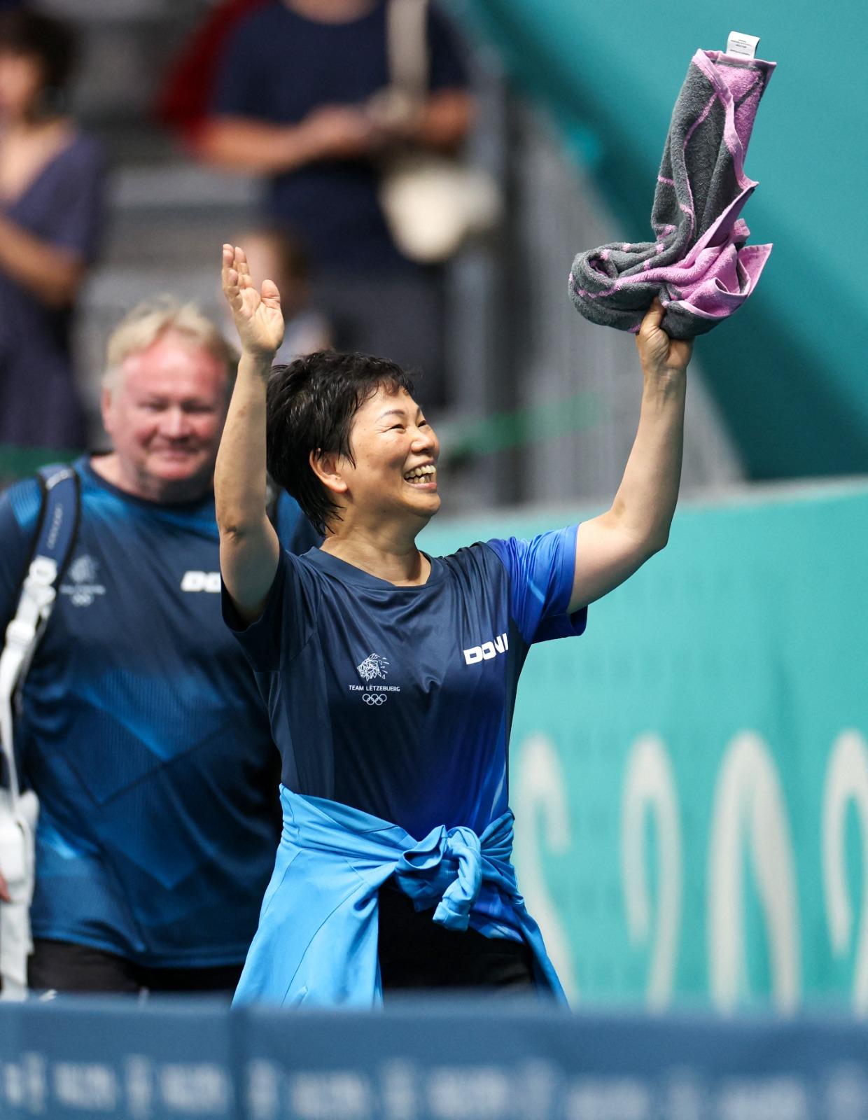 巴黎奧運|倪夏蓮負孫穎莎乒乓女單32強光榮出局,接受全場觀眾掌聲。(路透社)
