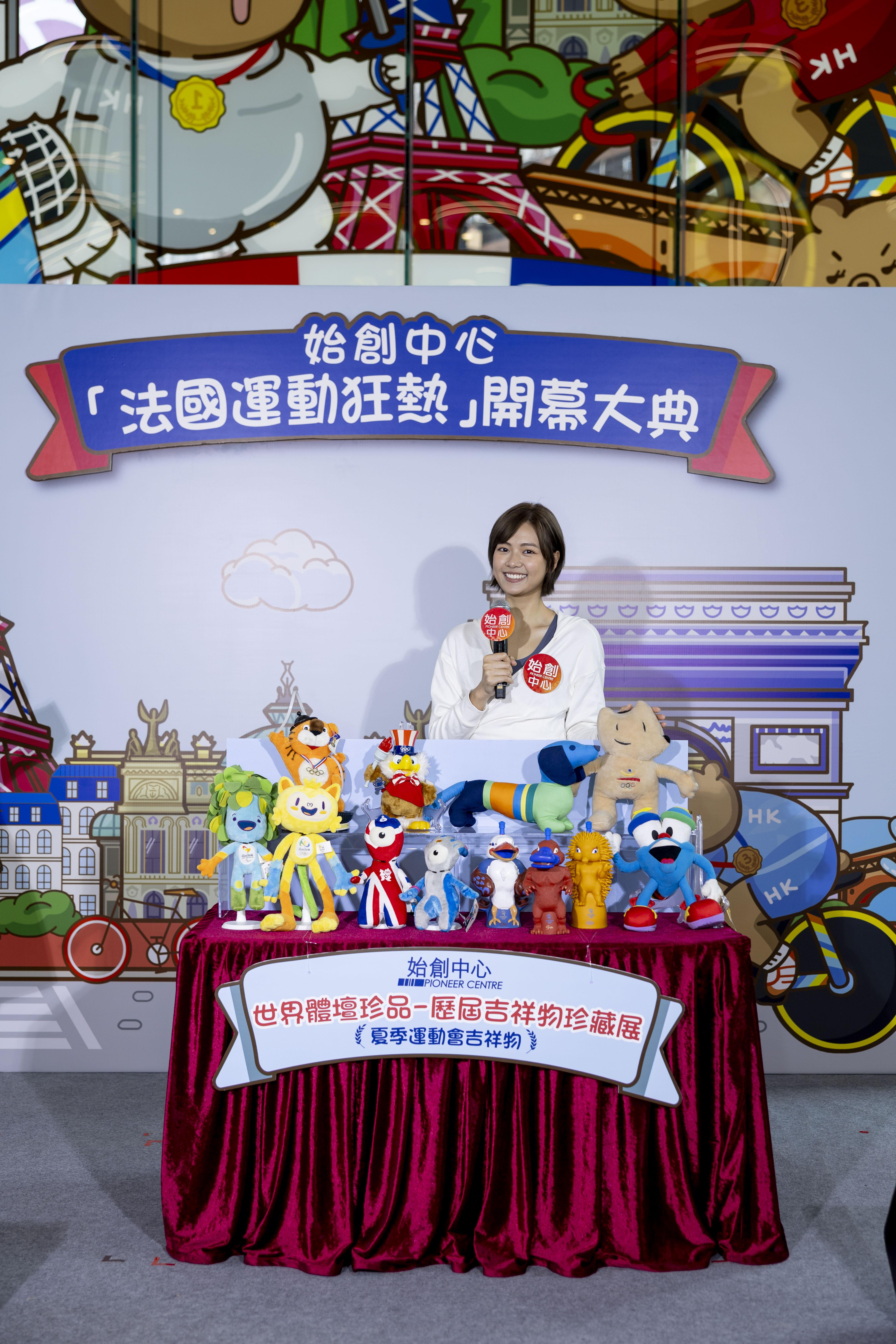 游嘉欣到商場出席《世界體壇珍品─歷屆吉祥物珍藏展》開幕禮。